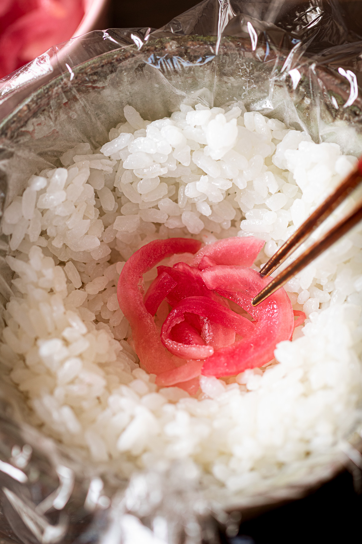 玉ねぎの甘酢漬けを加えた握る前のヴィーガンおにぎり