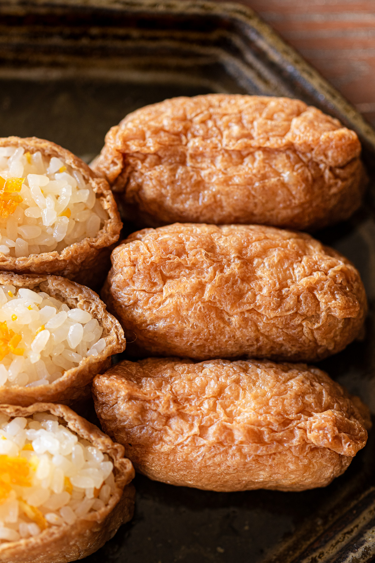 ごはんをちょうどいい量に詰めた、黒糖いなり