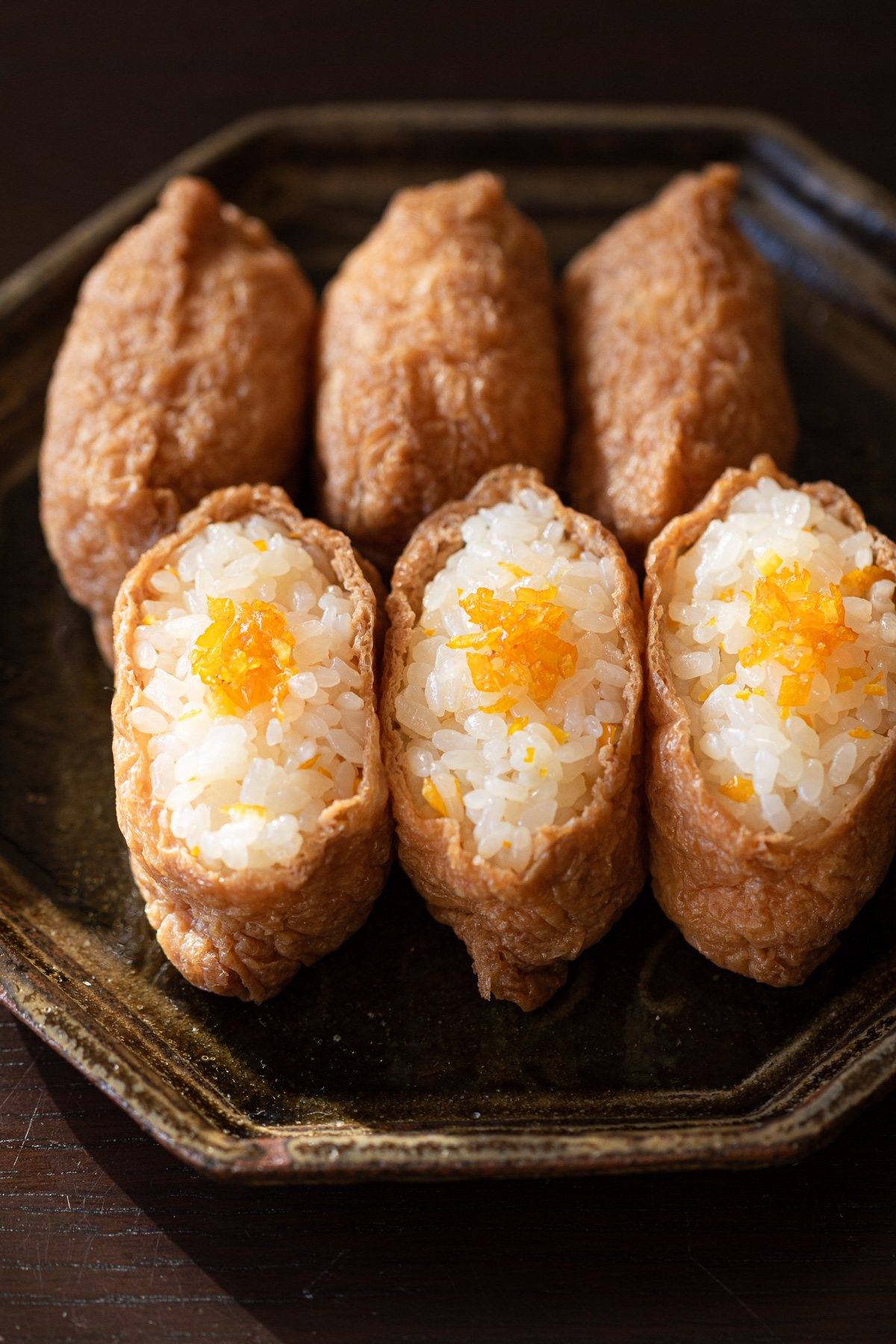 ゆず皮をトッピングし、ご飯にもゆずを混ぜ込んだ黒糖いなり寿司