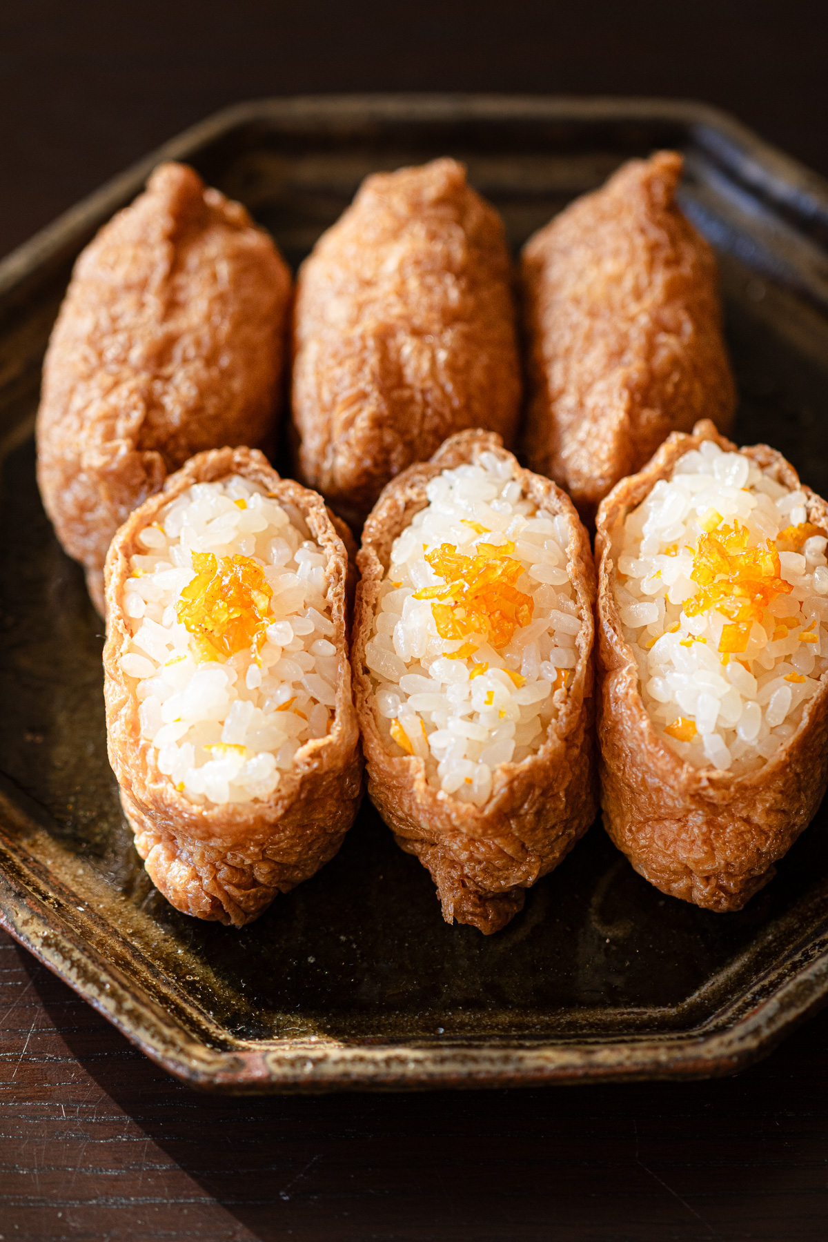 ゆず皮をトッピングし、ご飯にもゆずを混ぜ込んだ黒糖いなり寿司