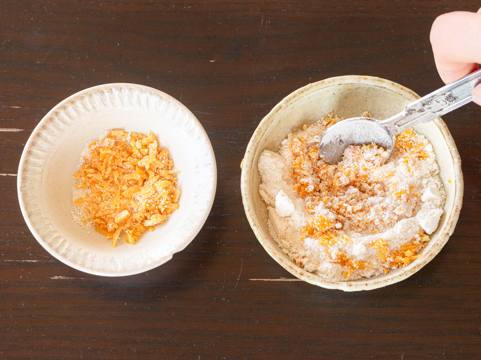 ゆず皮に甜菜糖をまぶして香りを引き出す