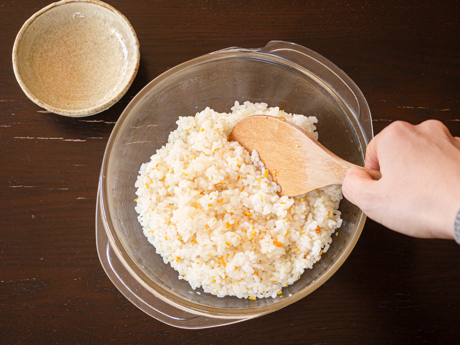 炊き立てごはんにゆず入り寿司酢を合わせる