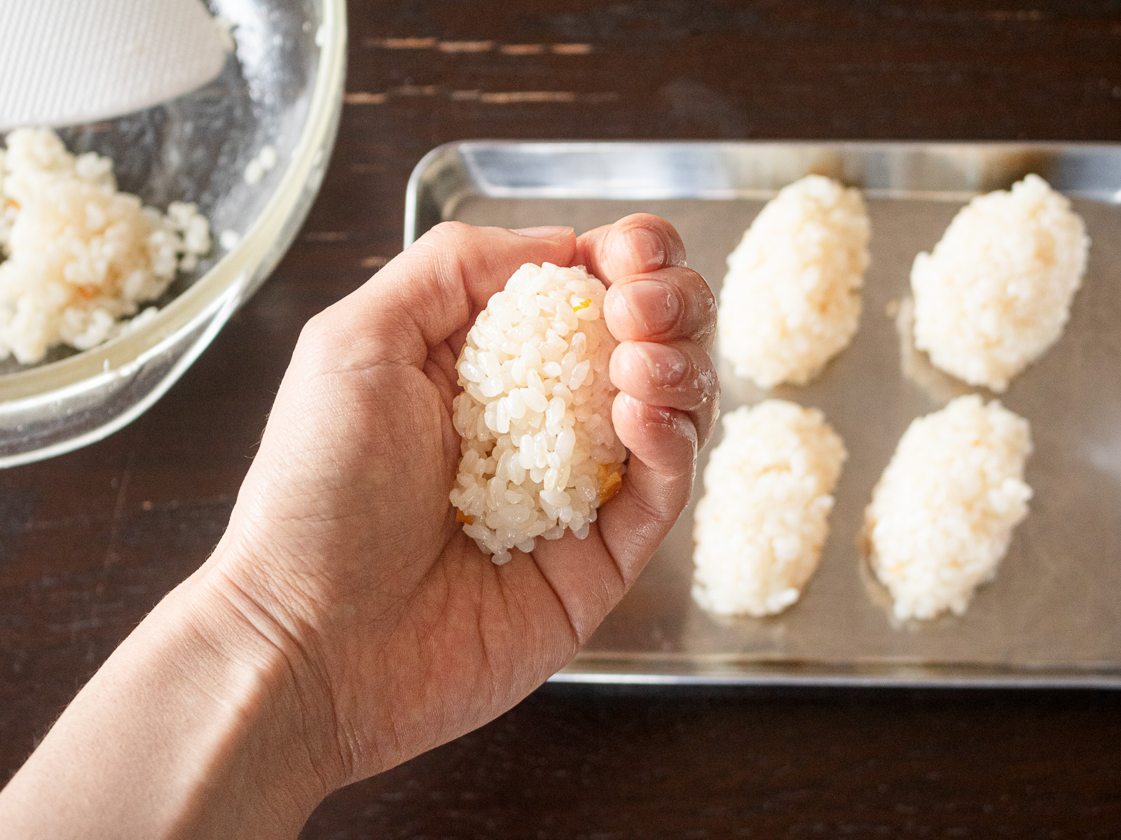 いなり寿司用にごはんを小さく軽く握る