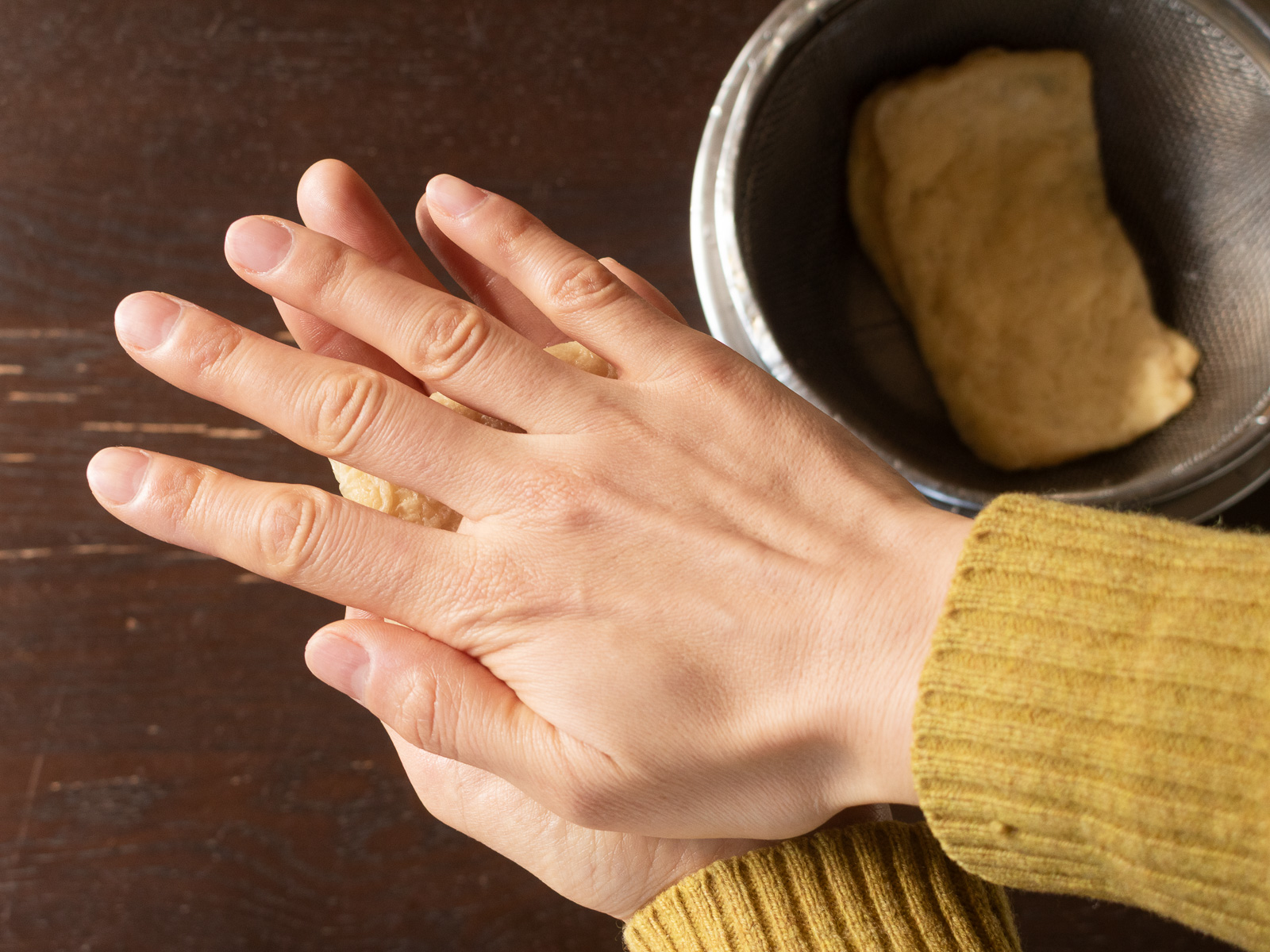 油揚げを手のひらで絞る