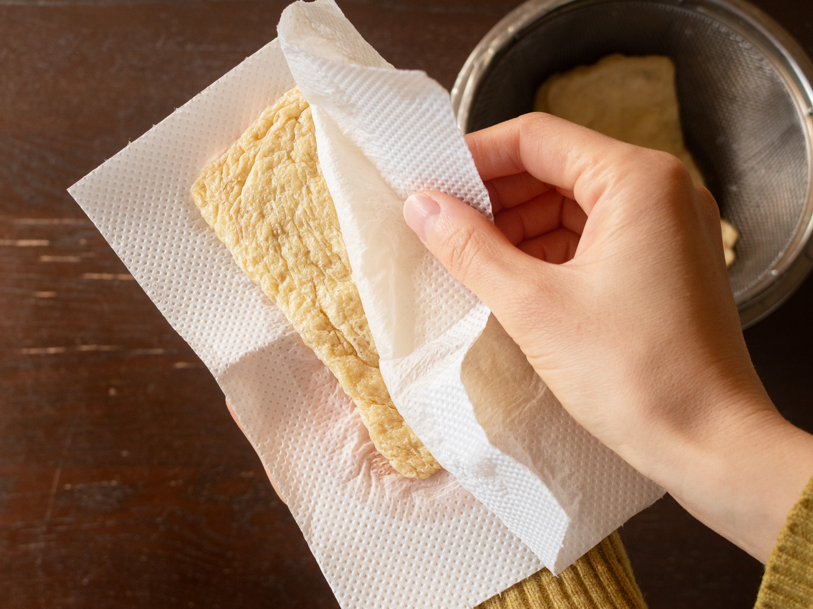 キッチンペーパーで油揚げの水分を拭き取る