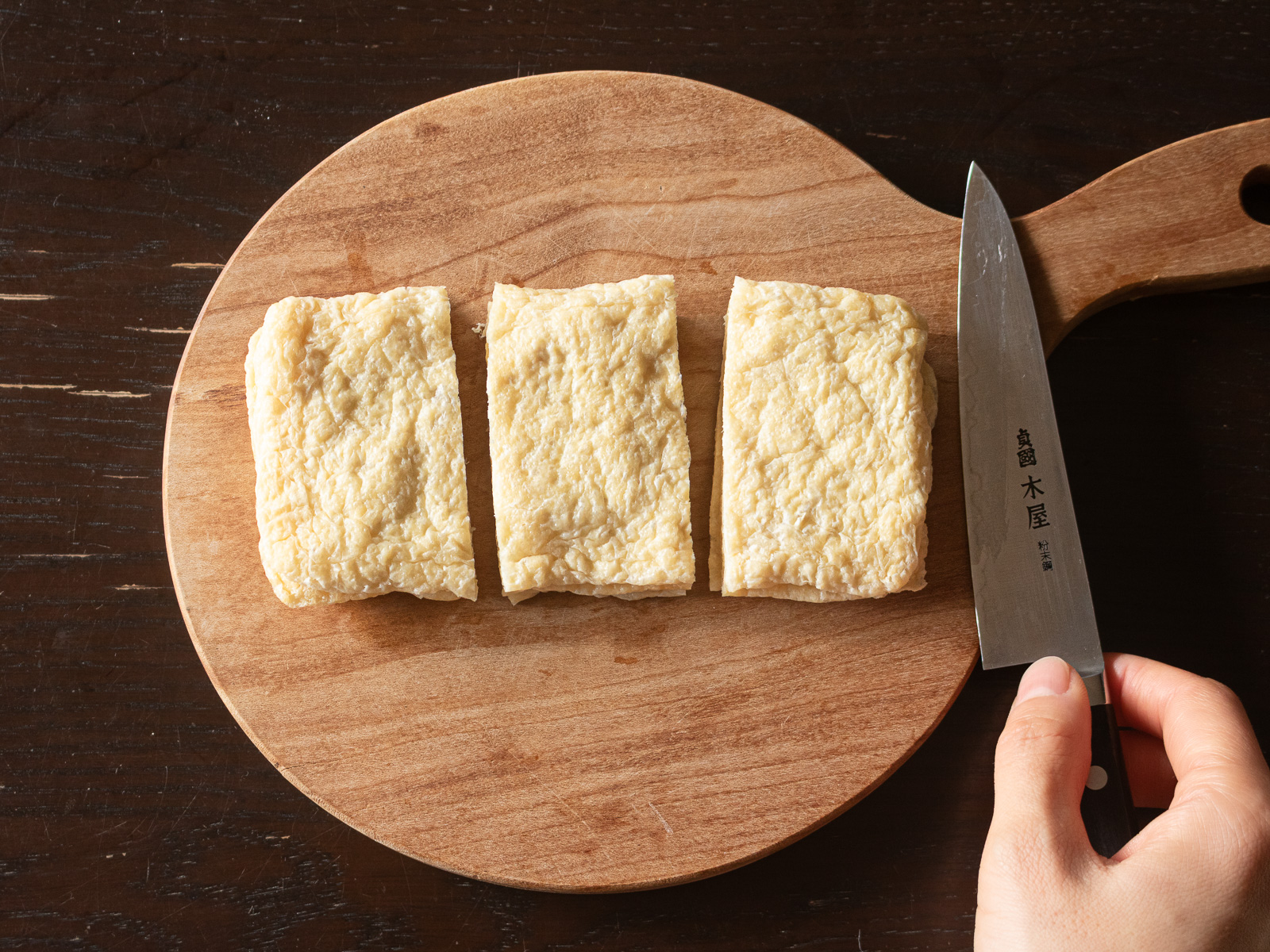 いなり寿司用に油揚げを5cm幅に切る