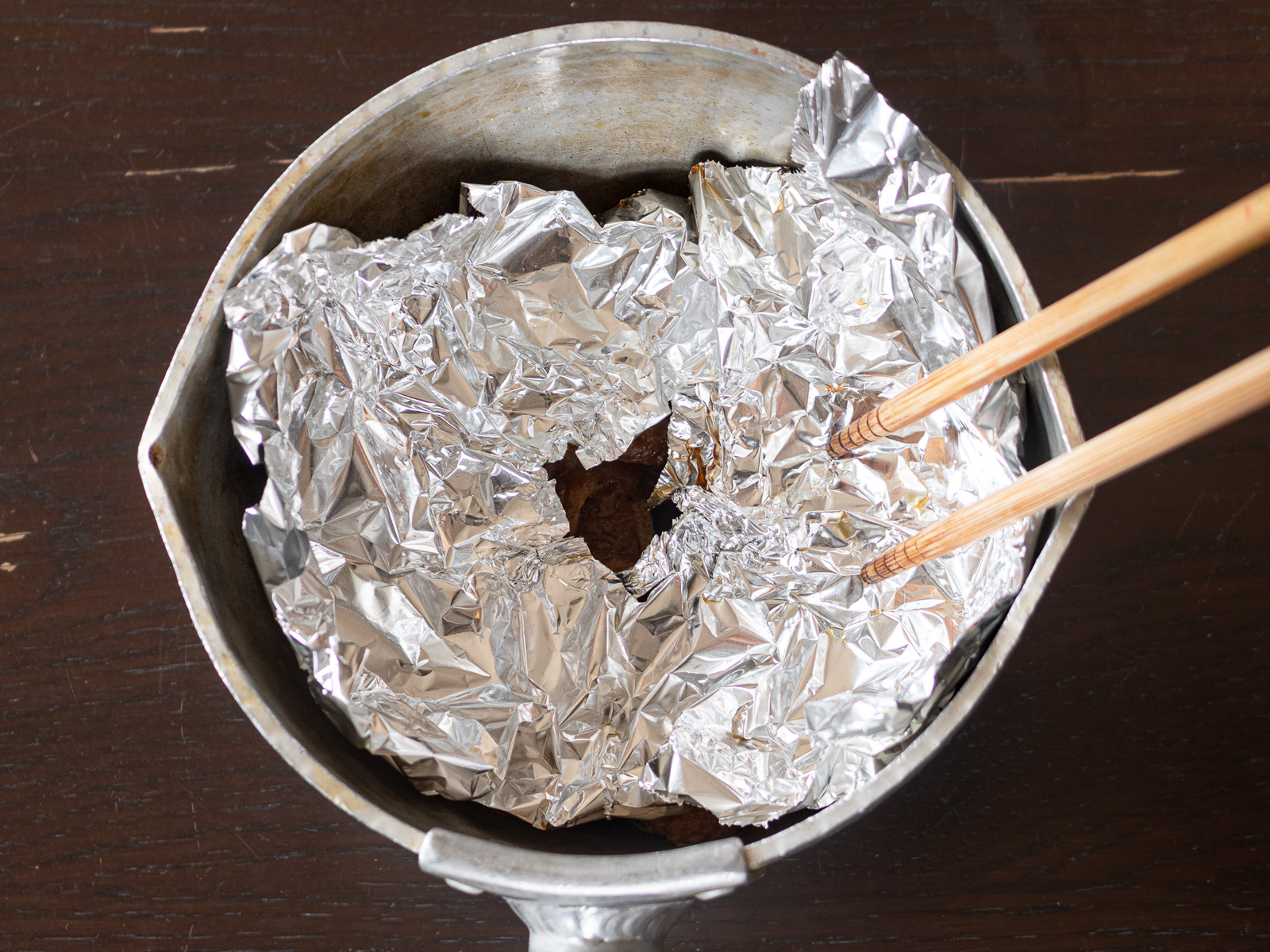 黒糖いなり｜油揚げを落とし蓋をして煮る