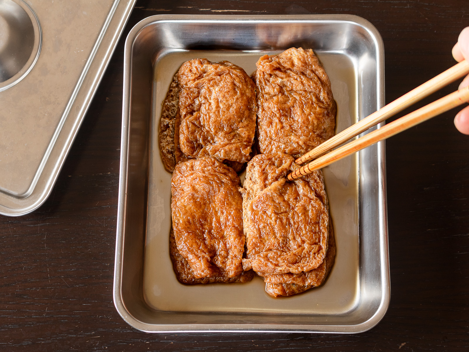 煮たお揚げをバットに広げて冷ます