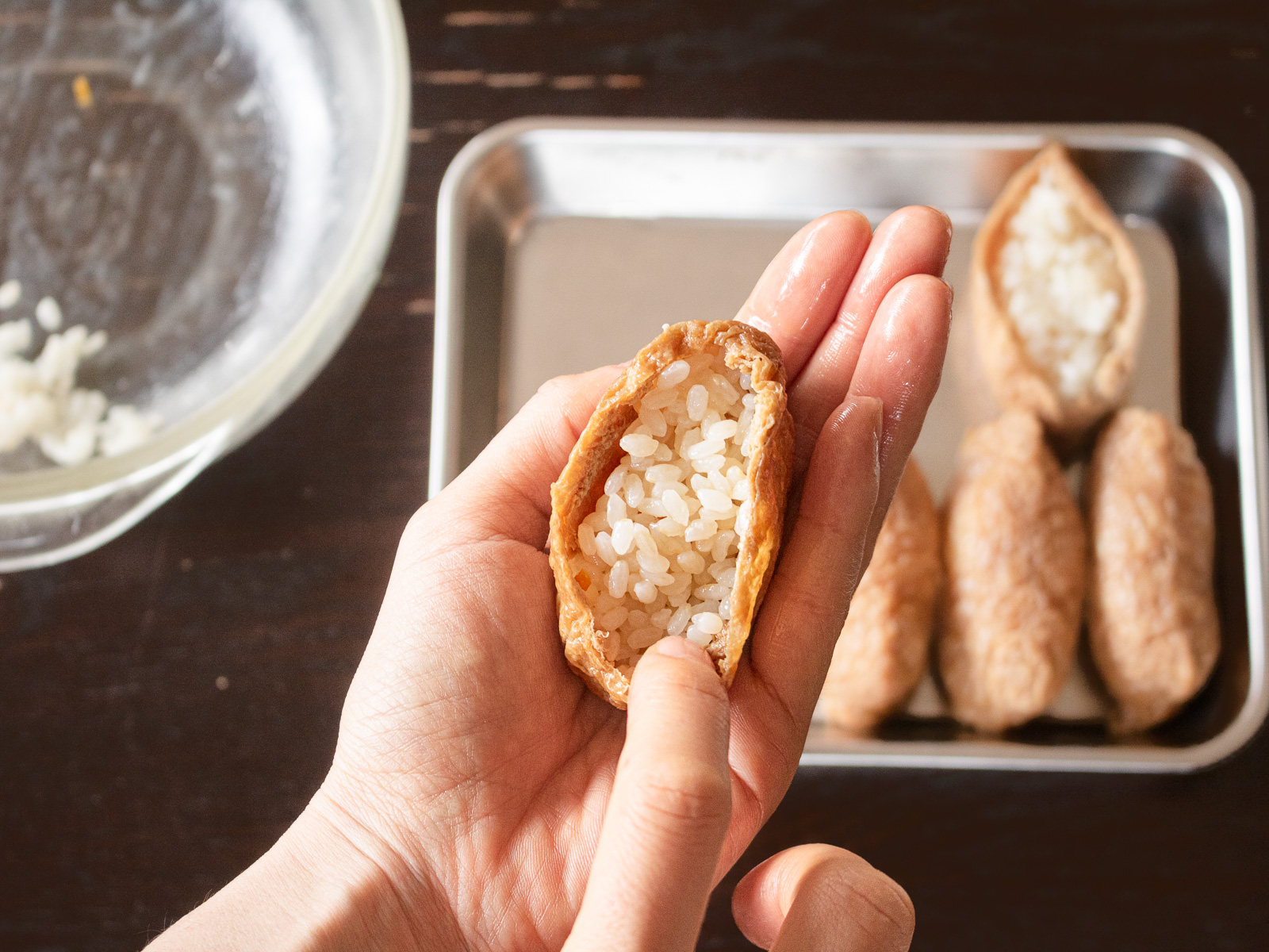 お揚げにごはんを詰めるいなり寿司の包み方