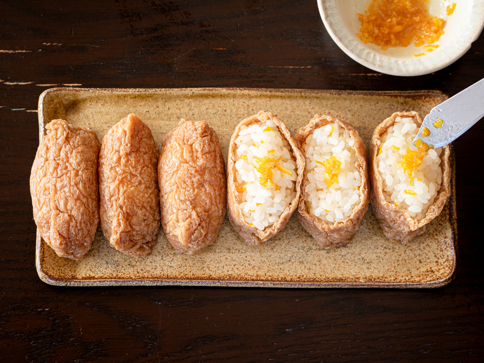 ゆず皮をトッピングしたゆず黒糖いなり寿司の完成