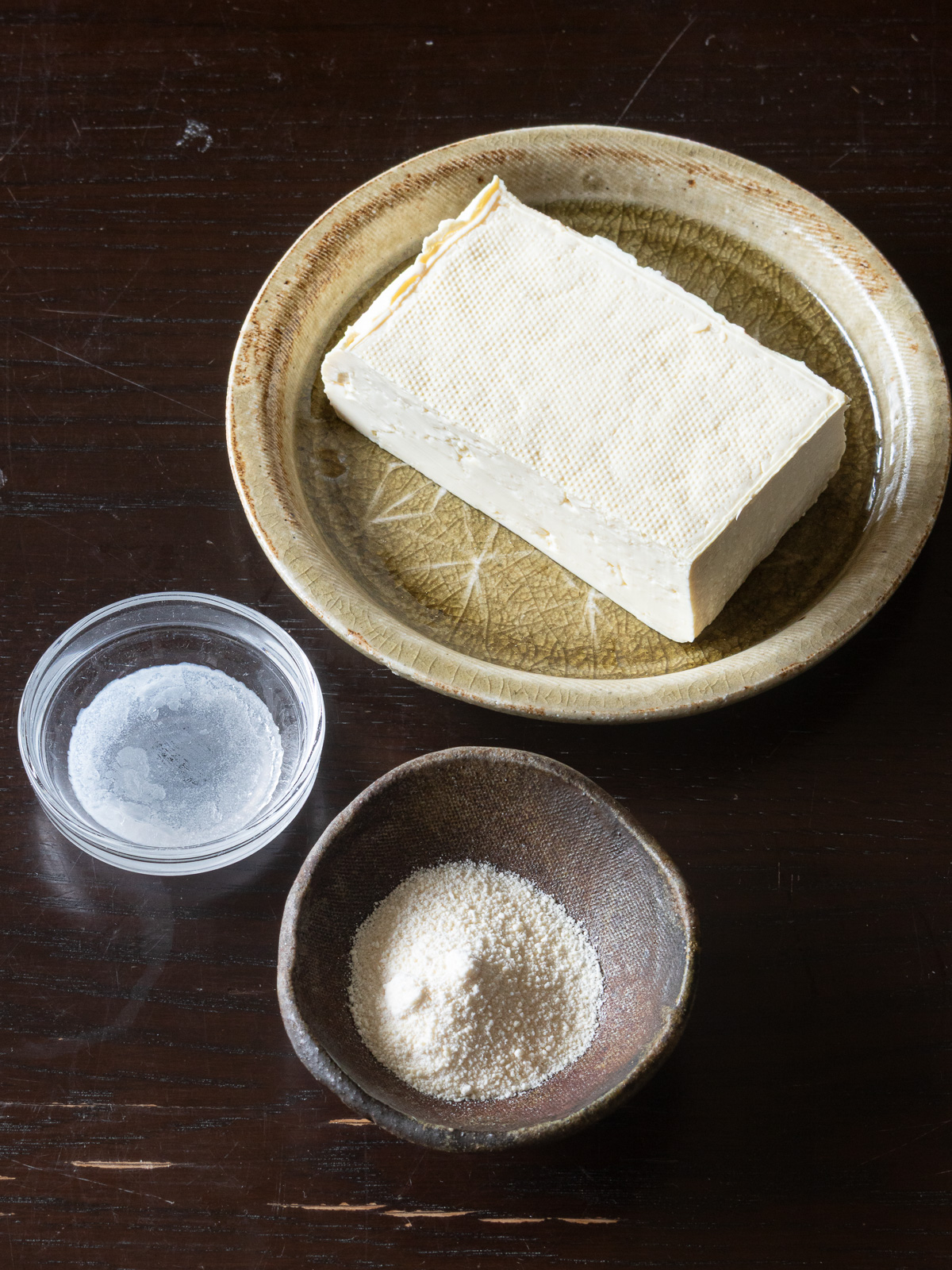 豆腐クリームの材料：木綿豆腐、甜菜糖パウダー、ココナッツオイル