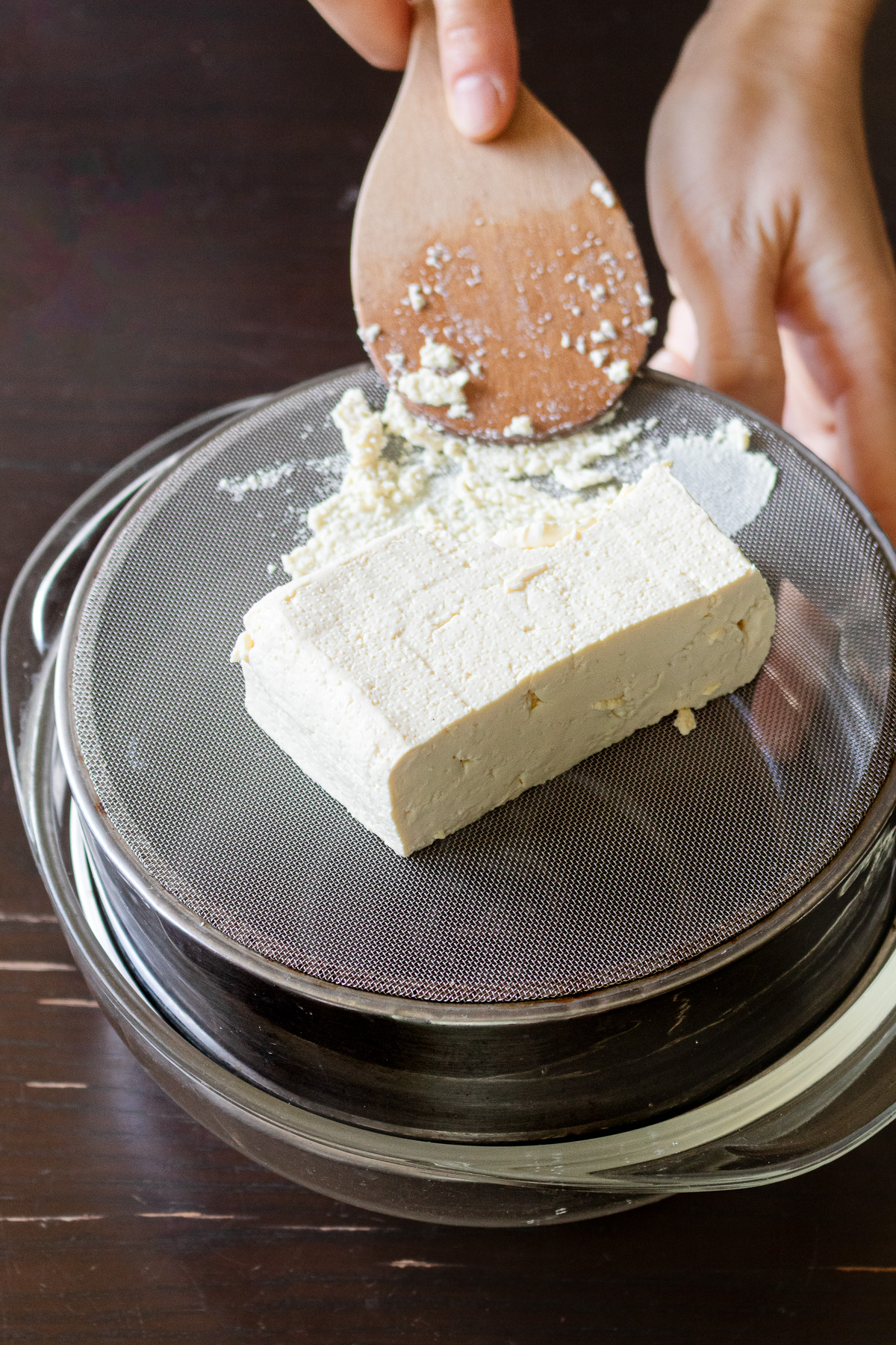 水切りした木綿豆腐を裏漉し器で漉す