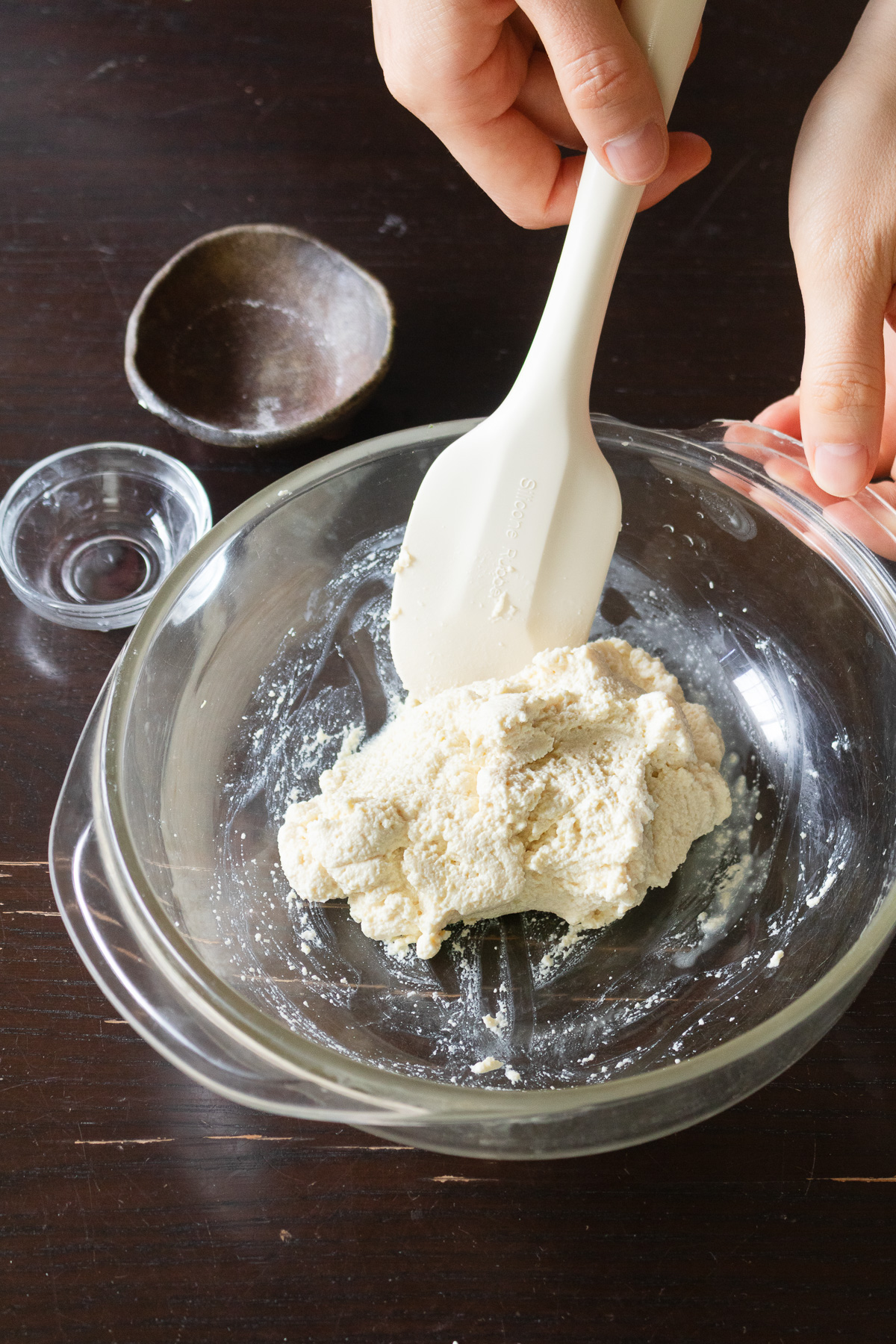 裏漉しした豆腐にココナッツオイルと甜菜糖パウダーを混ぜる