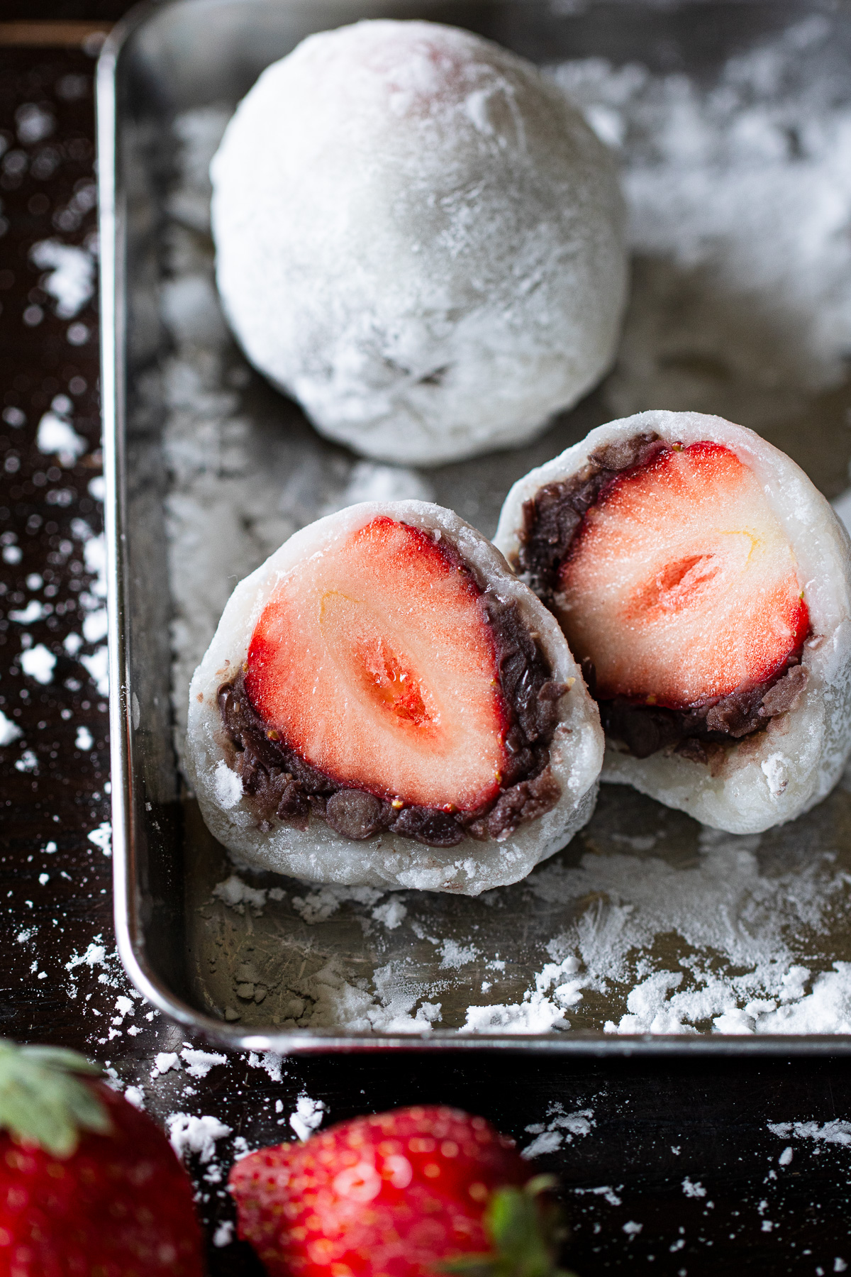 バットに並んだ、翌日もやわらかないちご大福