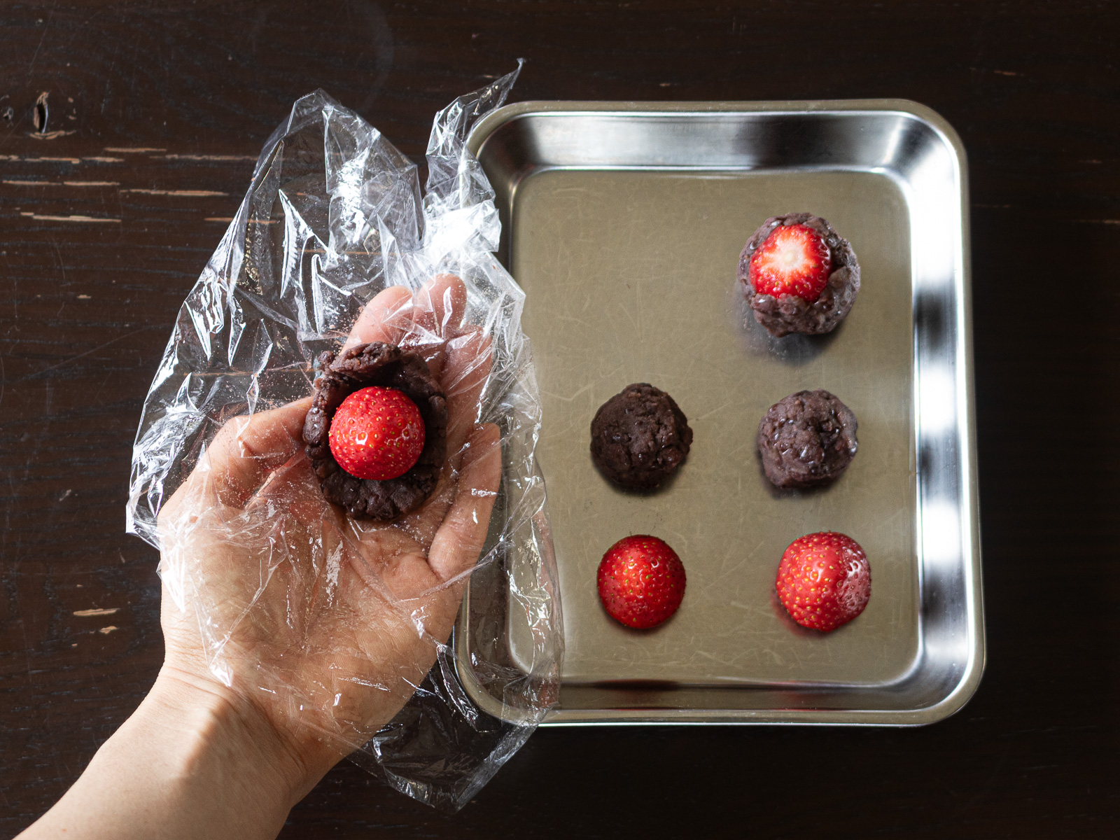 いちご大福のあんこ玉の作り方②あんこを丸める。