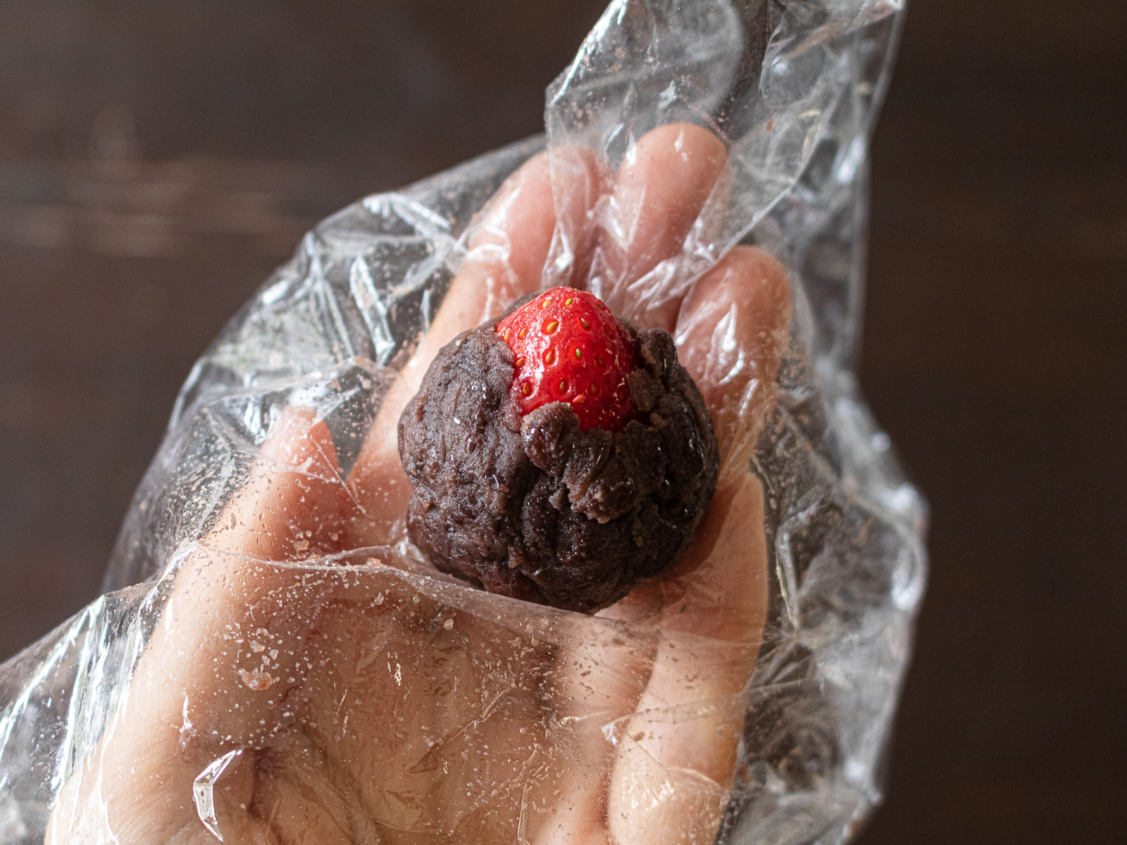 いちご大福のあんこ玉の作り方④いちごをあんこで包む