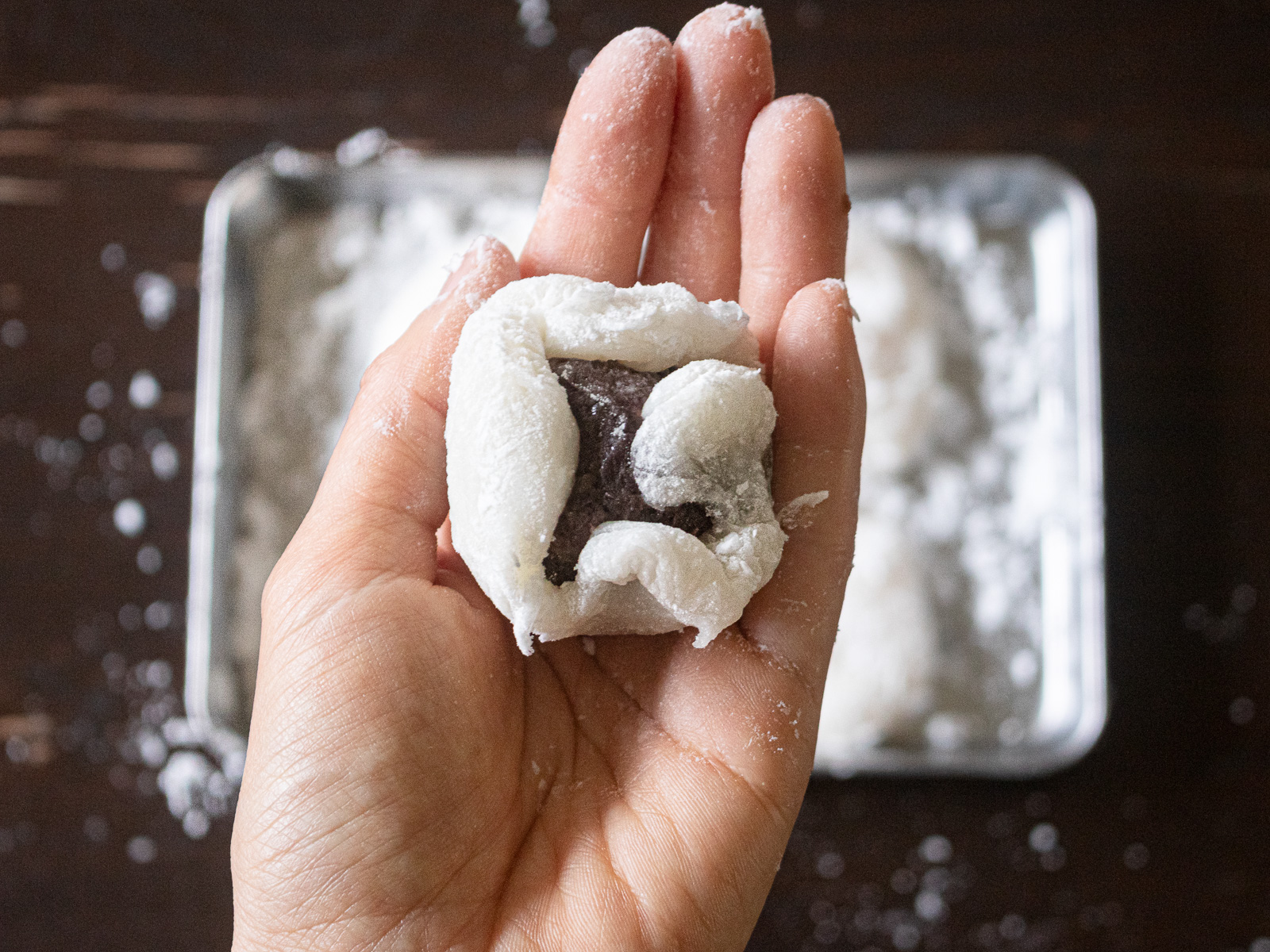 いちご大福の包み方②餅を伸ばしながらやさしく包む