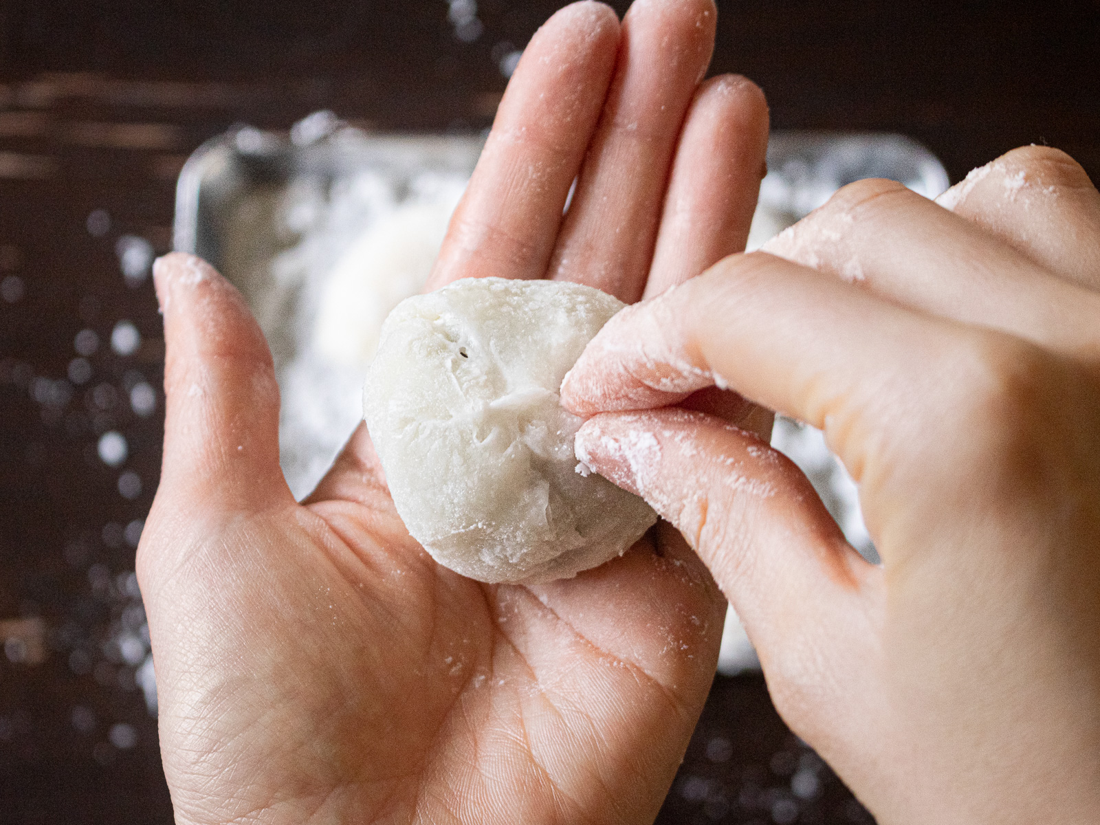 いちご大福の包み方③片栗粉を指に軽くつけ、つまむようにして継ぎ目を閉じる