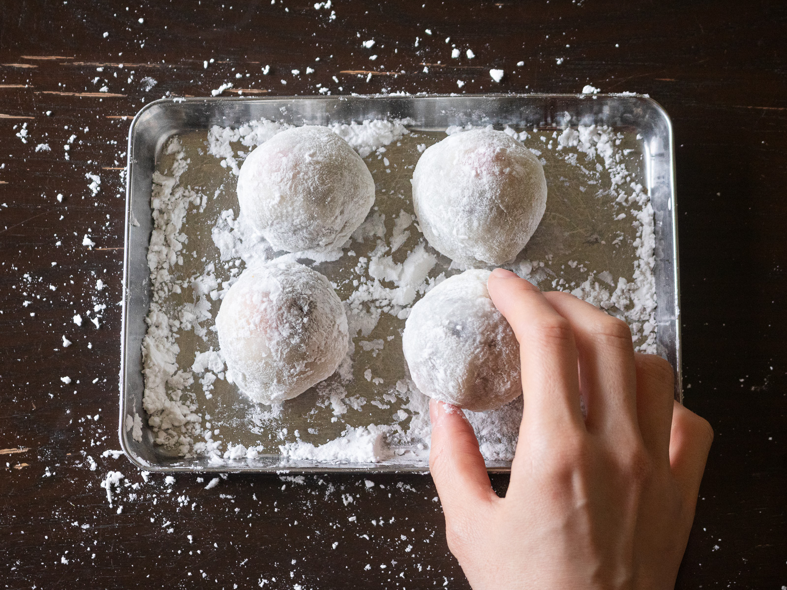 いちご大福の包み方④片栗粉をまぶして完成