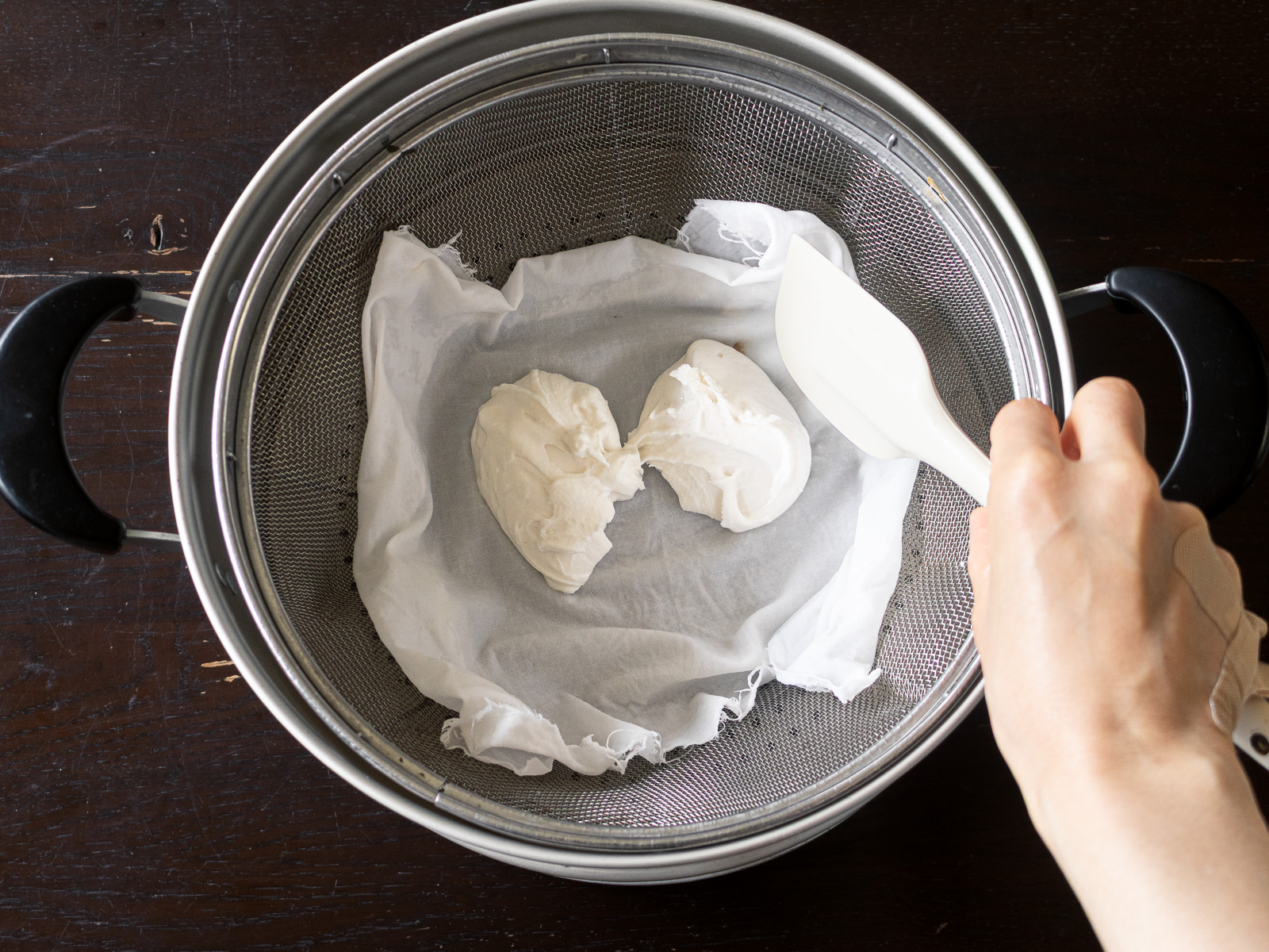 いちご大福の皮の作り方③蒸す準備。ザルに濡れたサラシを広げ、混ぜたもちの素を二分割してのせた様子