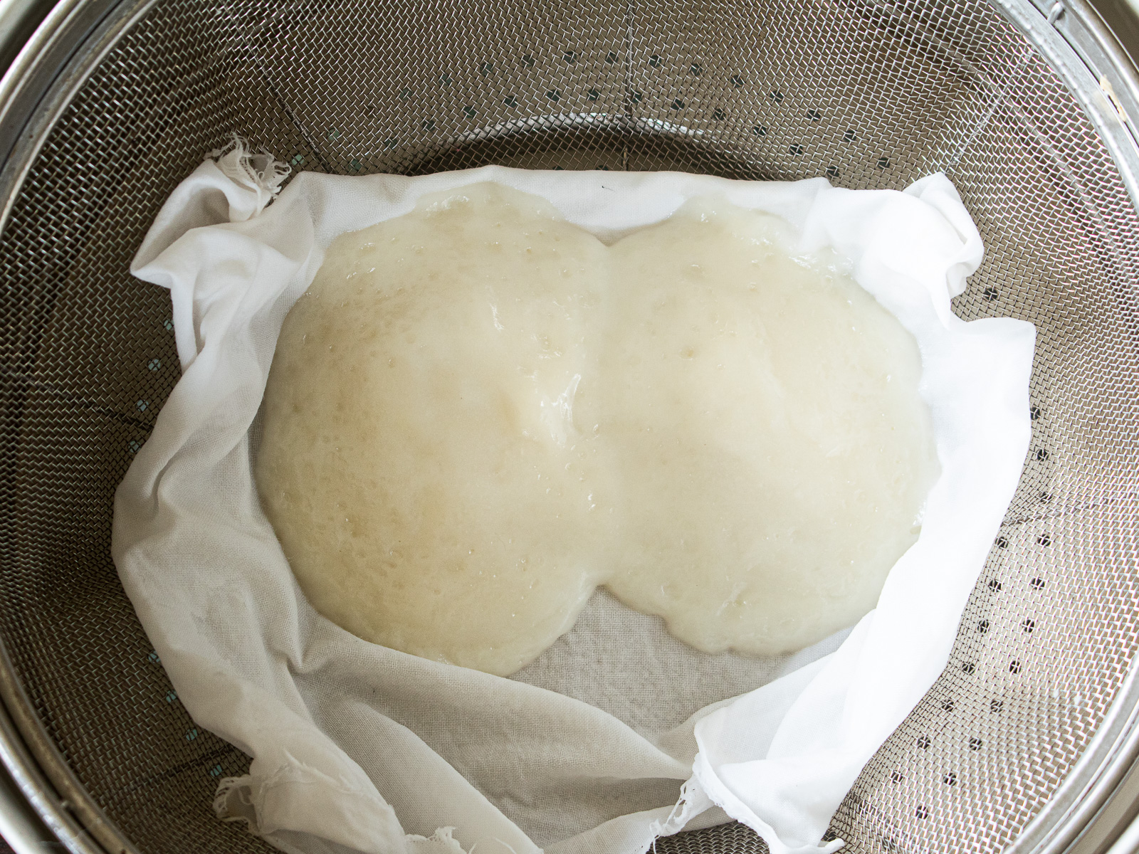 いちご大福の皮の作り方④蒸し器で蒸す。やわらかな大福の皮ができあがる