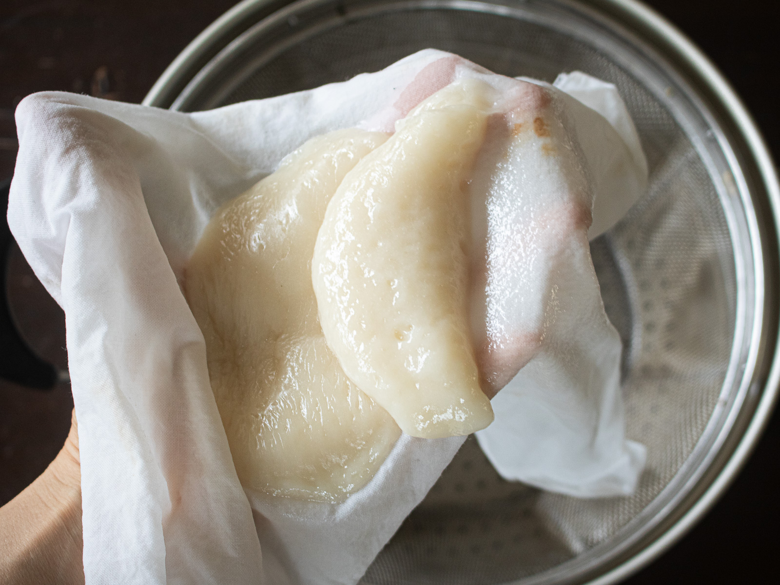 蒸し上がったいちご大福の皮が晒しからキレイにはがれる様子