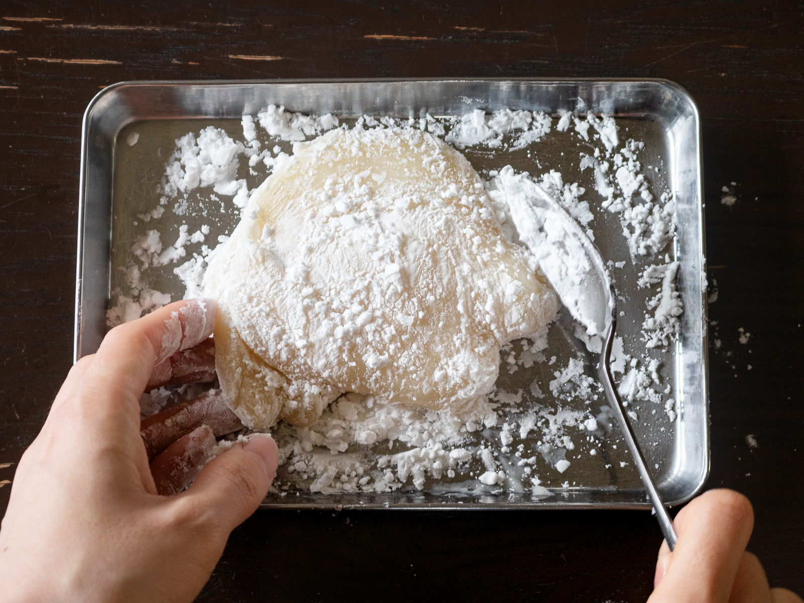 いちご大福の皮の作り方⑤バットに取り出す。片栗粉をまんべんなくまぶして。