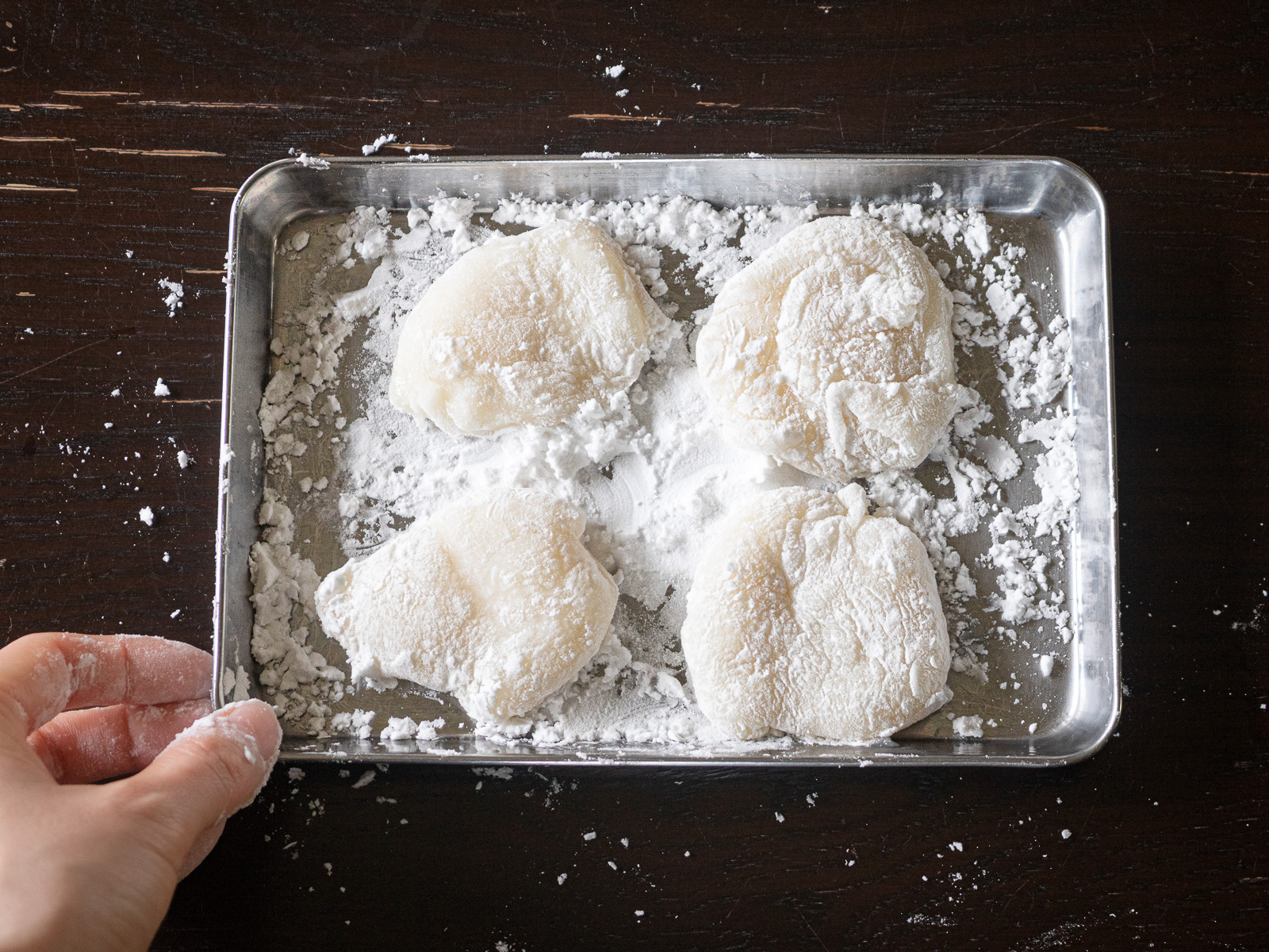 いちご大福の皮の作り方⑥四等分にする。片栗粉を指につけながら、手でちぎる。