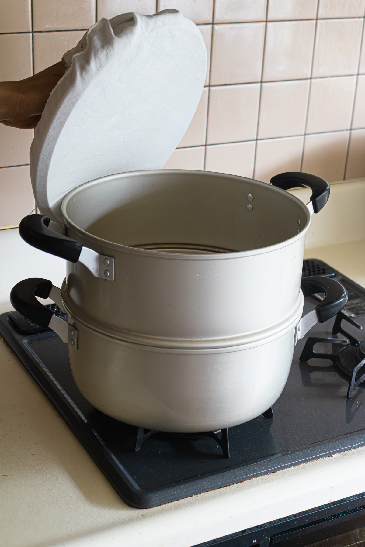 いちご大福の作り方で使う蒸し器。蓋には布を被せて水滴が餅に落ちるのを防ぐ。