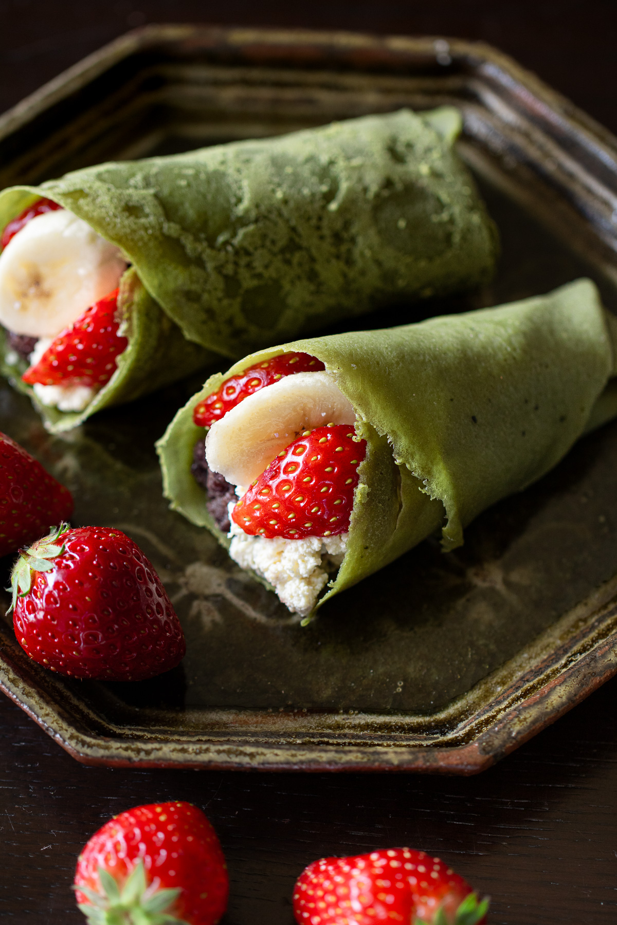 いちごとバナナに、あんこ、豆腐ホイップを包んだグルテンフリー・ヴィーガン抹茶クレープ