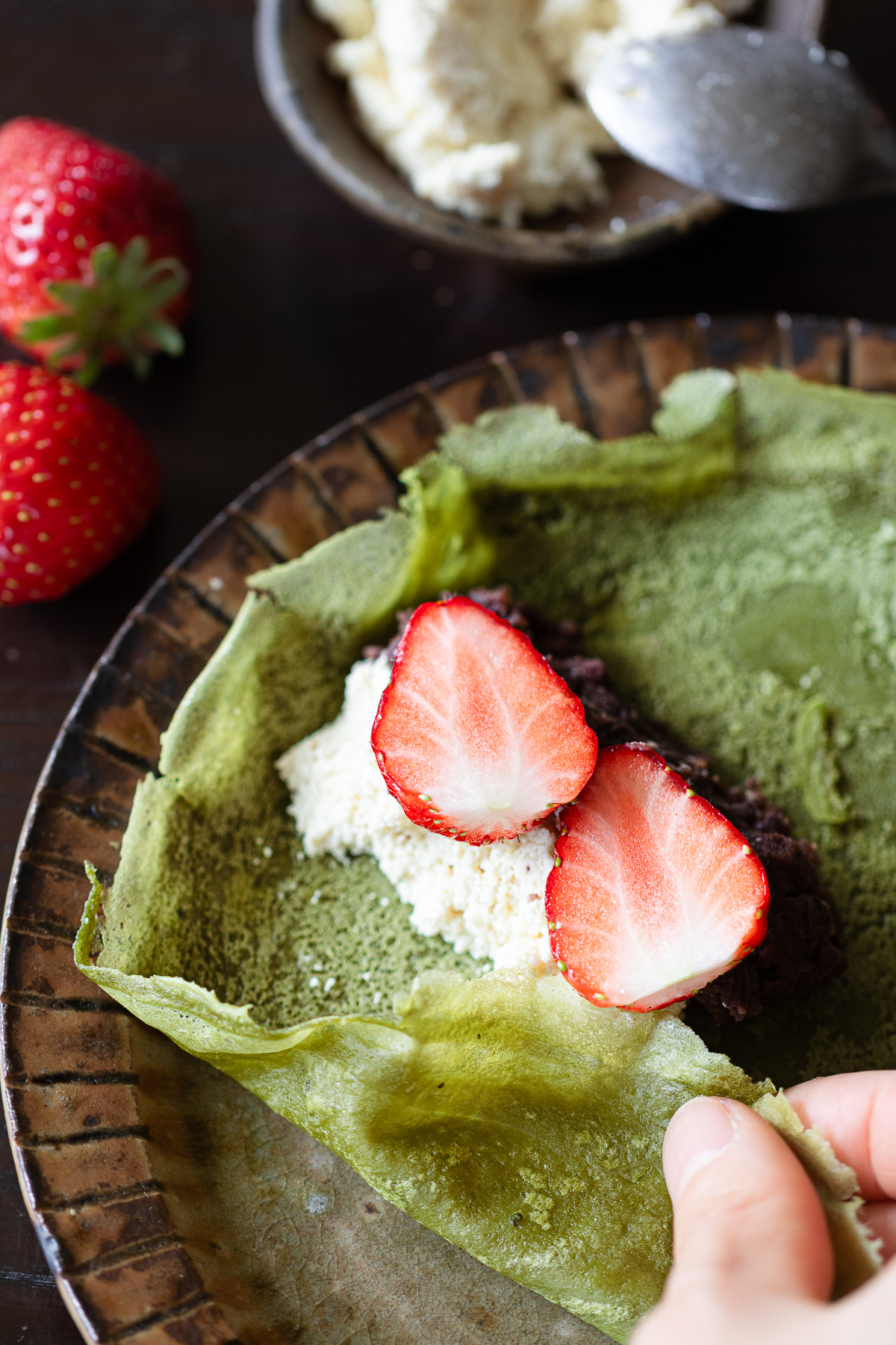 包む前のヴィーガン抹茶クレープ。いちごと豆乳ホイップ、あんこをのせて