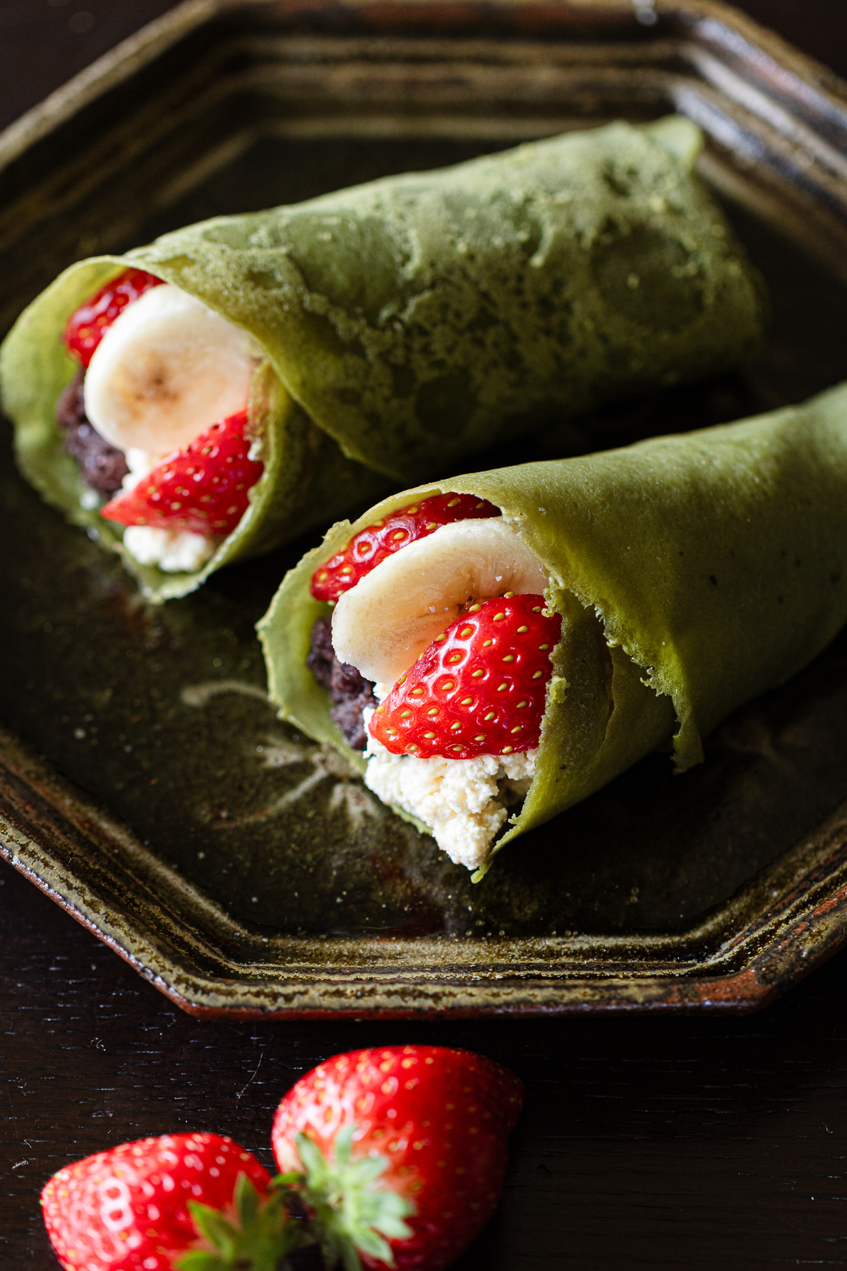 いちごとバナナに、あんこ、豆腐ホイップを包んだヴィーガン和風抹茶クレープ