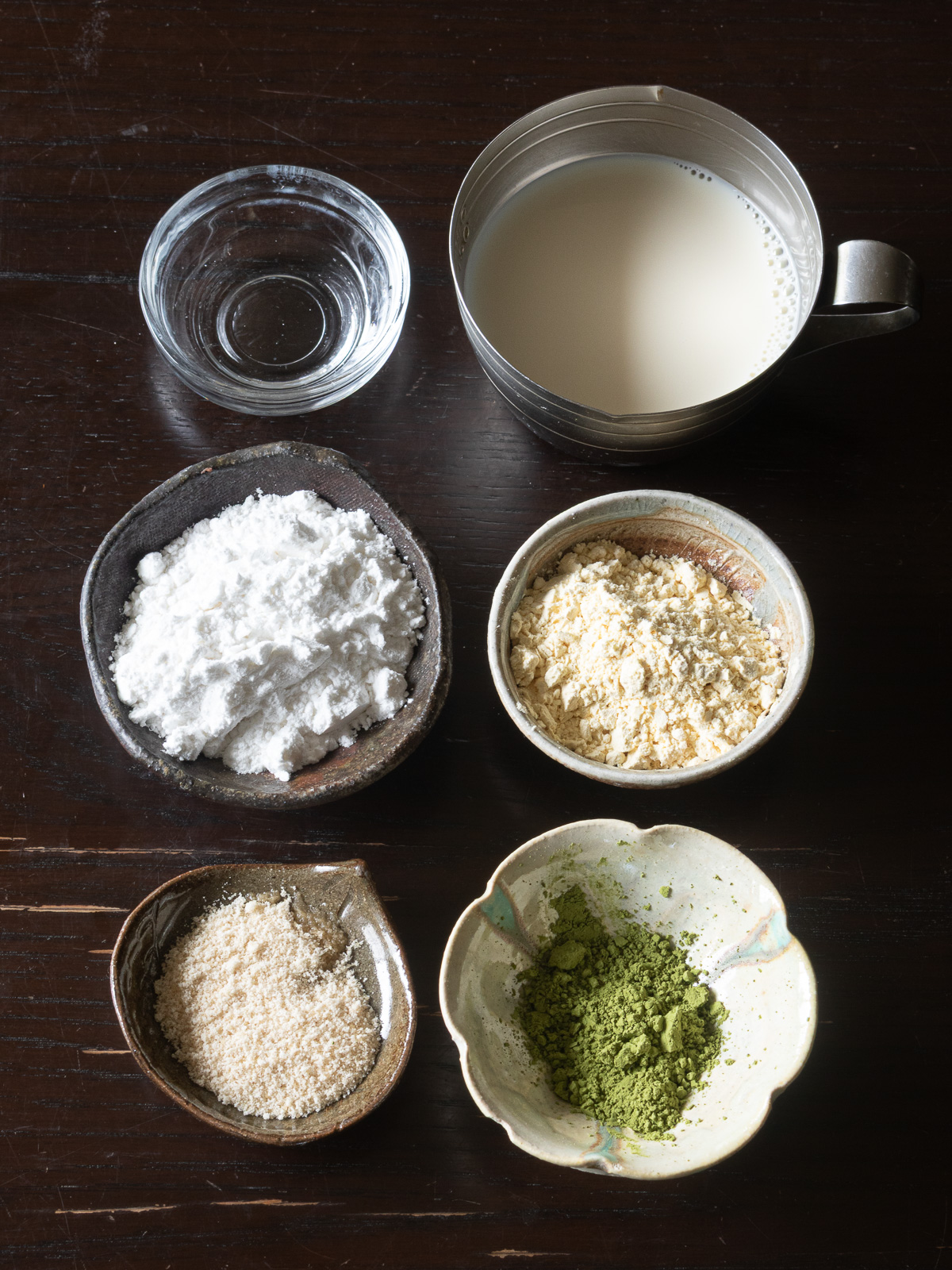 抹茶クレープ生地の材料：米粉、ひよこ豆の粉、抹茶パウダー、甜菜糖、豆乳、ココナッツオイル