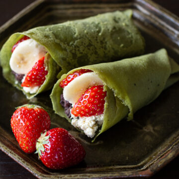 いちごとバナナに、あんこ、豆腐ホイップを包んだヴィーガン和風抹茶クレープ