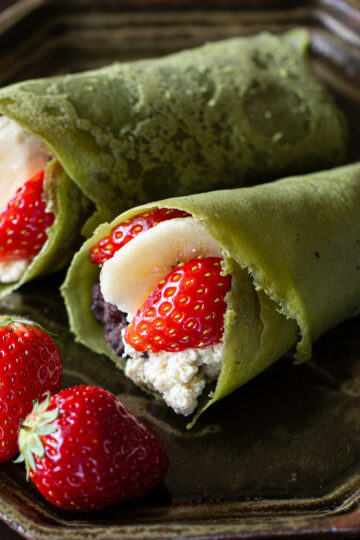 いちごとバナナに、あんこ、豆腐ホイップを包んだヴィーガン和風抹茶クレープ