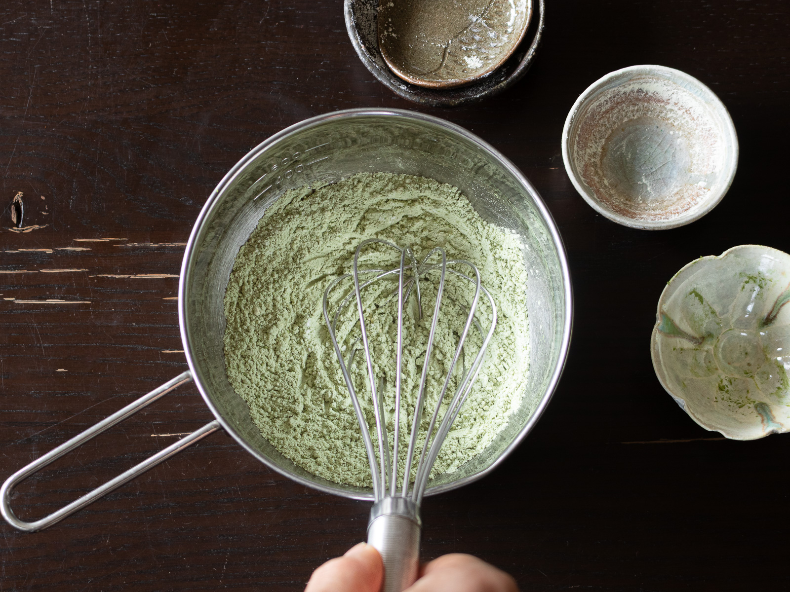 粉類をボウルに入れて泡立て器で混ぜる