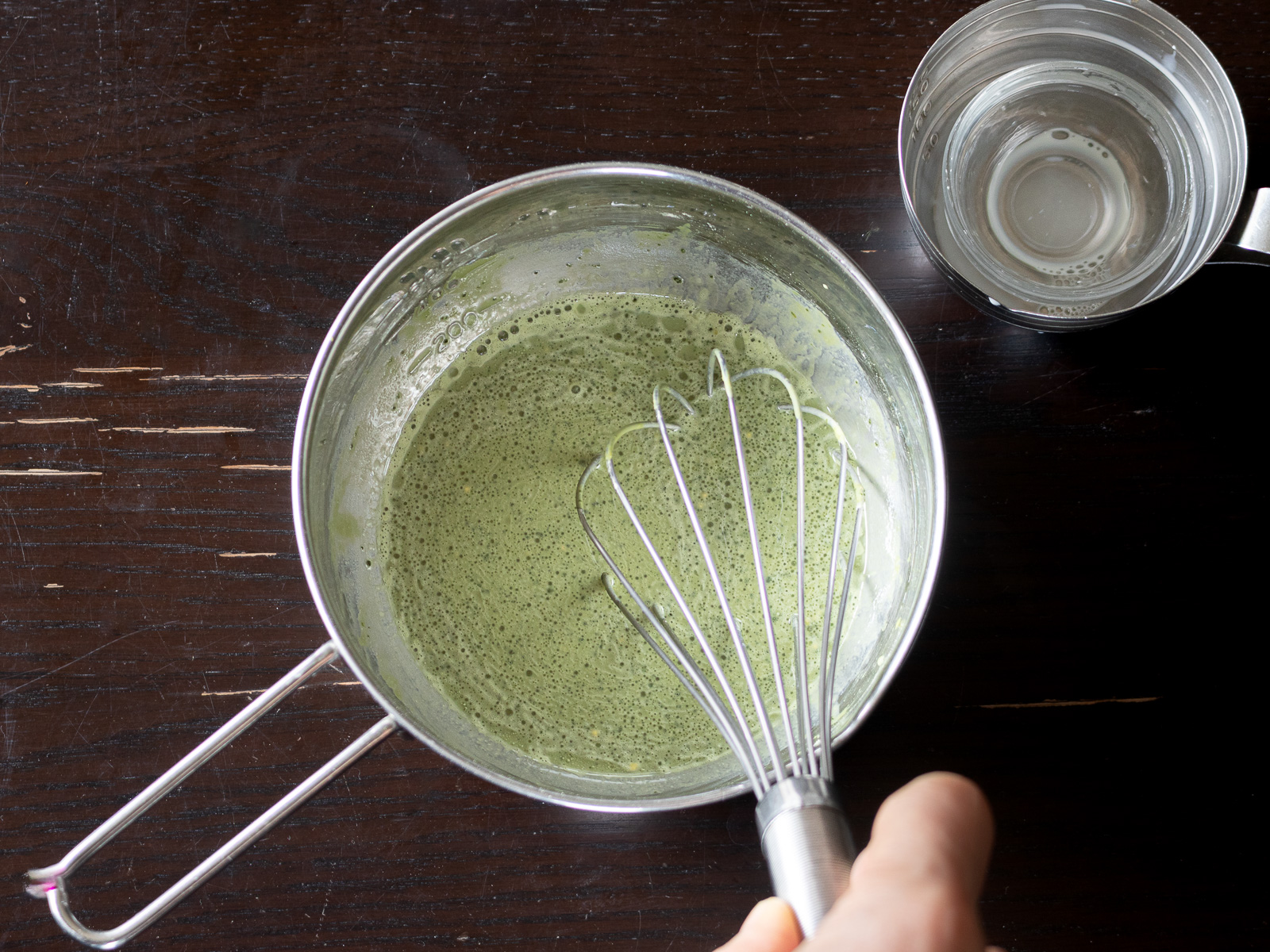 豆乳とココナッツオイルを加えてクレープ生地を作る