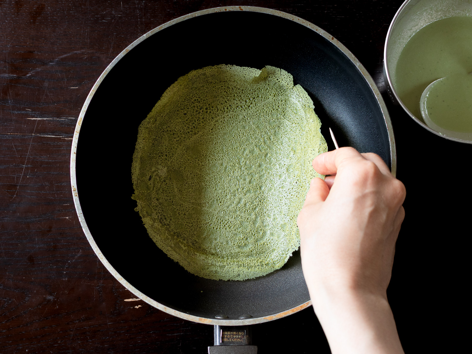 フライパンで抹茶クレープ生地を薄く焼く