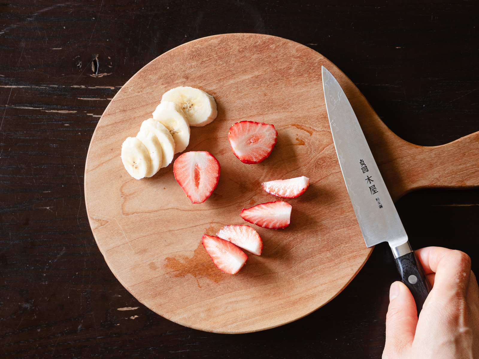 クレープの具材を食べやすい大きさにカットする