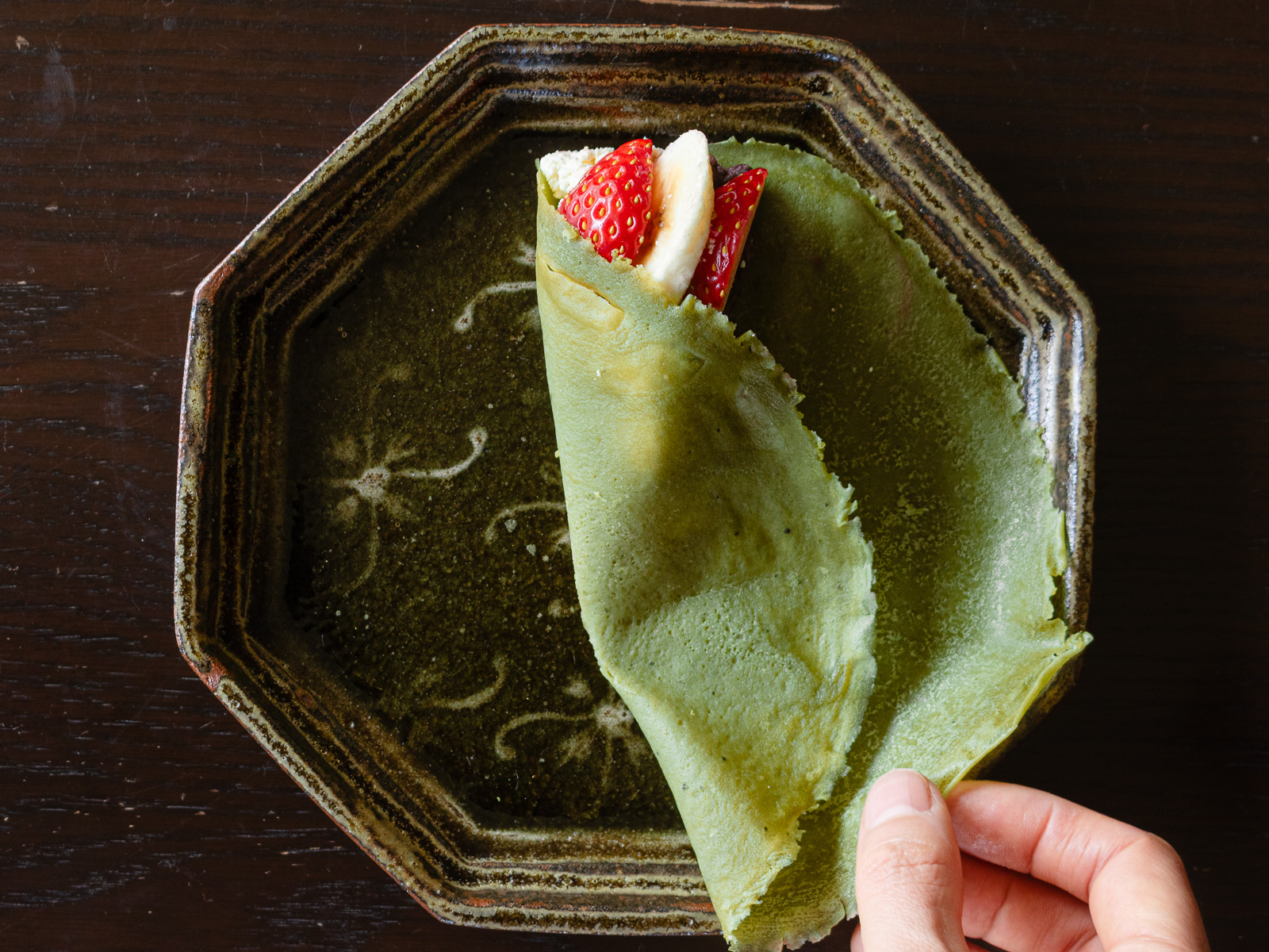 クレープの左側を中央に折りたたむ