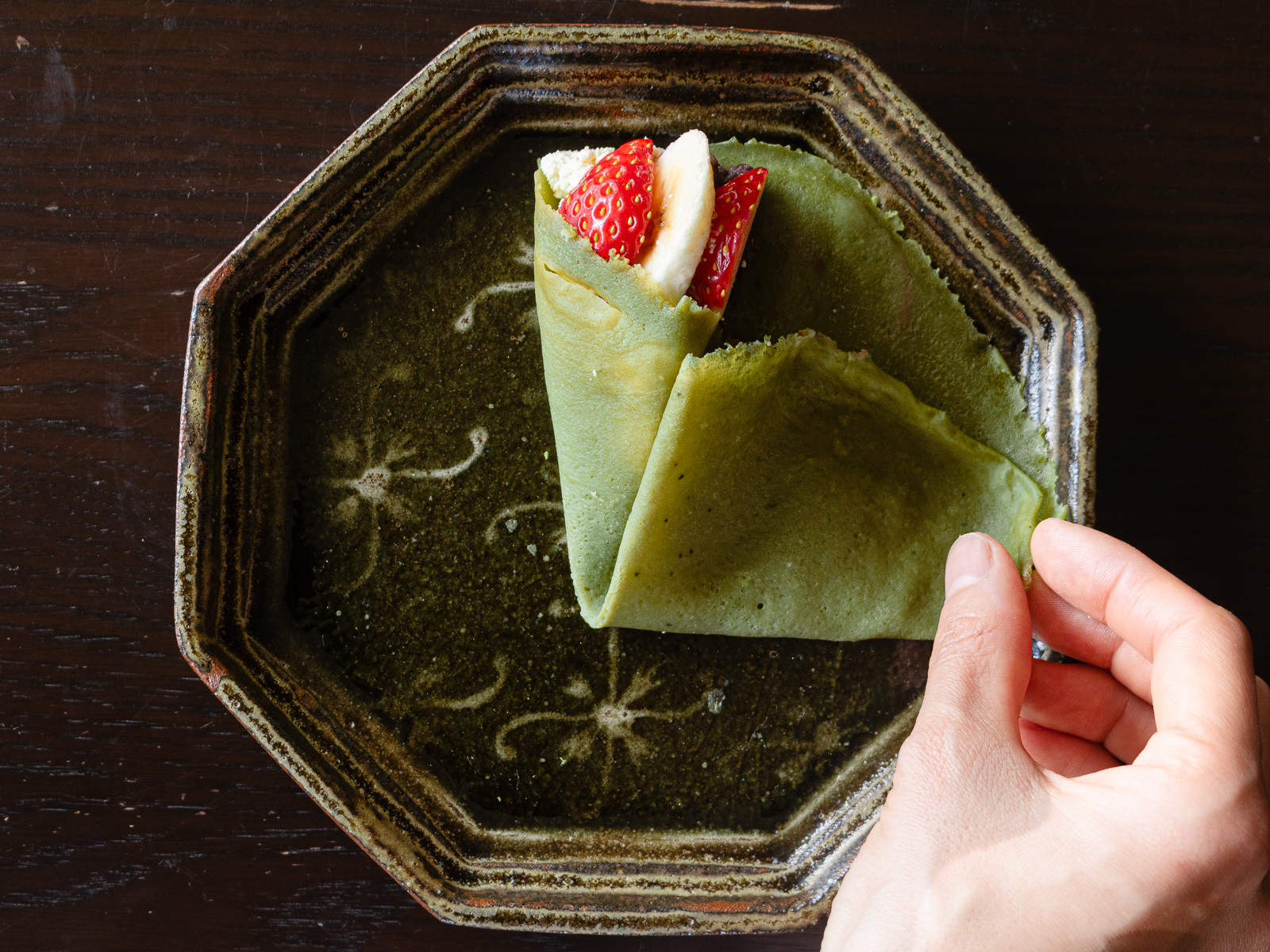 クレープの下側を中央に折りたたむ