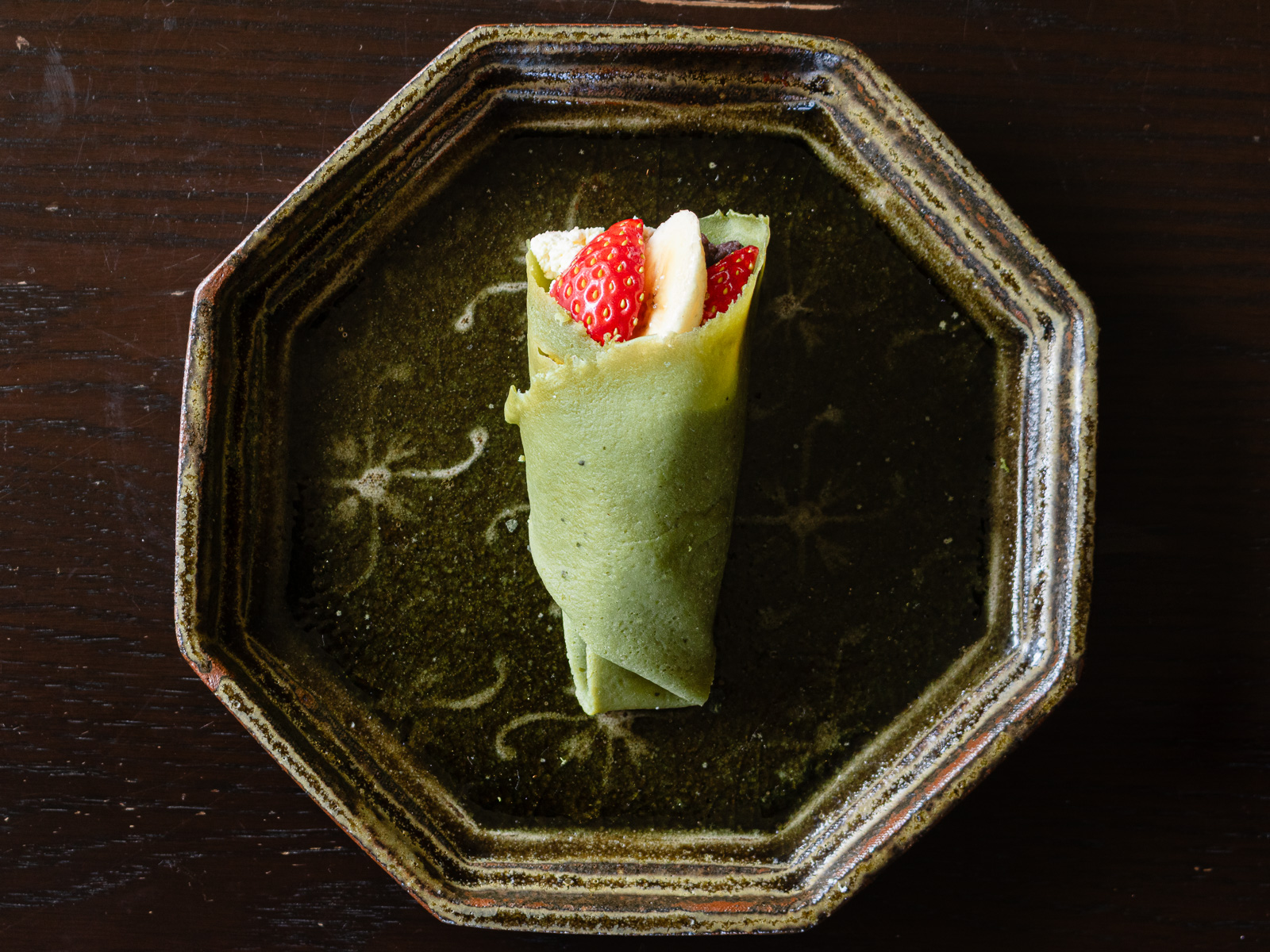 クレープの右側を中央に折りたたんで完成