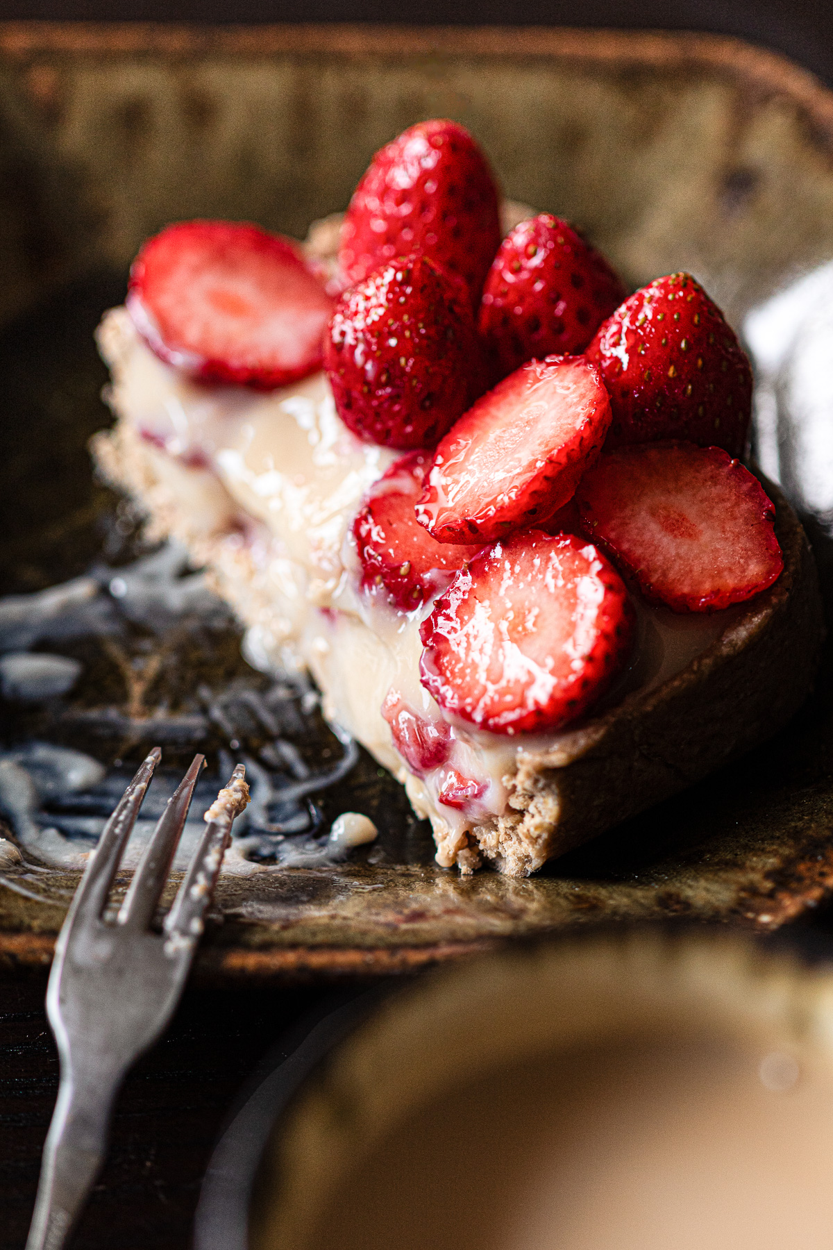 半分になったいちごのカスタードタルト｜ヴィーガンレシピ