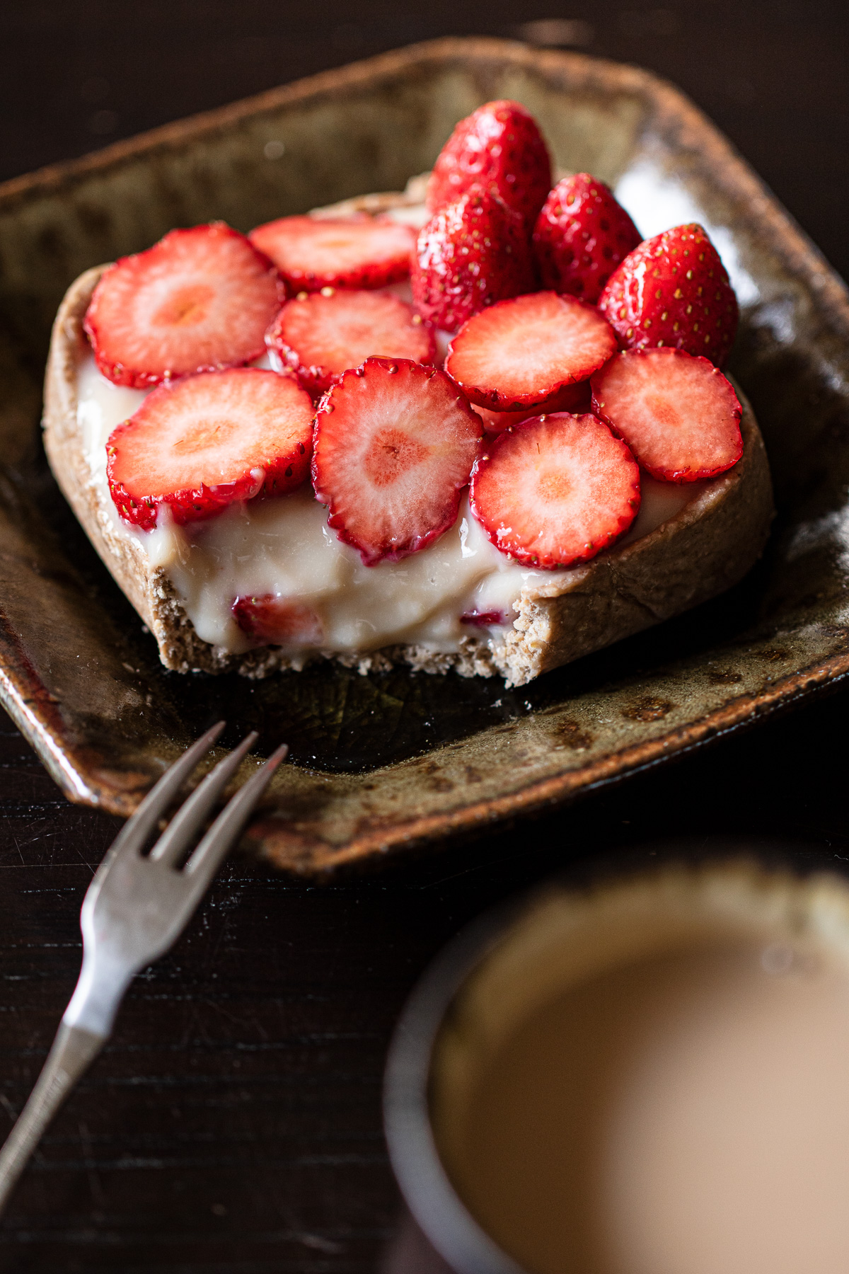 ヴィーガンいちごタルトをミルクティーと一緒に