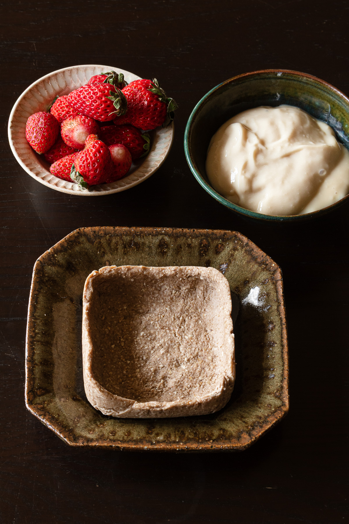  いちごのタルトの材料：いちご、豆乳カスタード、焼かないオートミールタルト生地