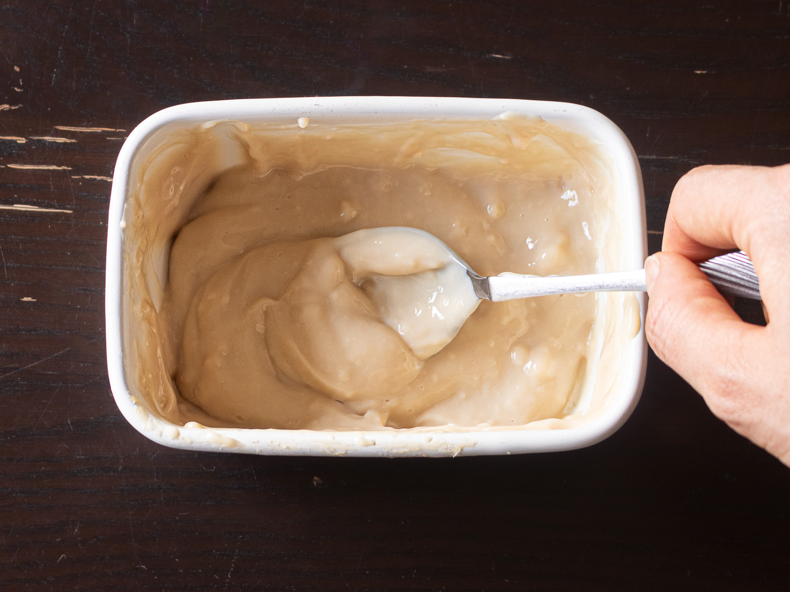 豆乳カスタードをスプーンで混ぜる