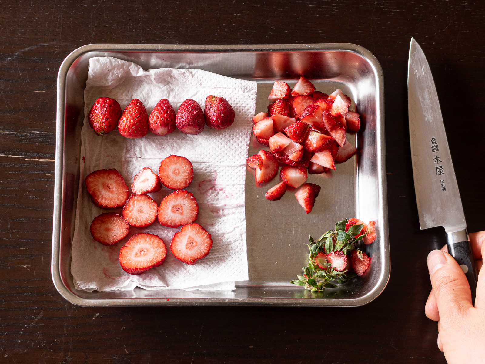 切ったいちごをトレイに並べた様子