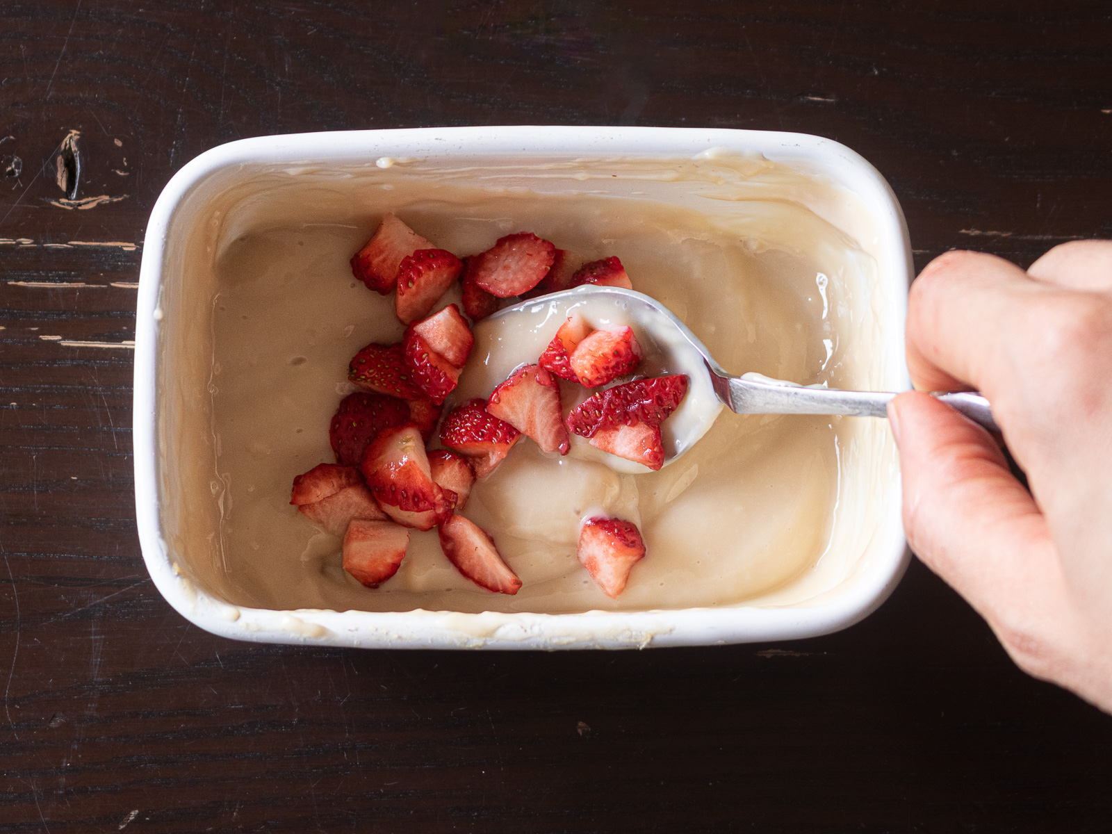 豆乳カスタードにいちごを混ぜる