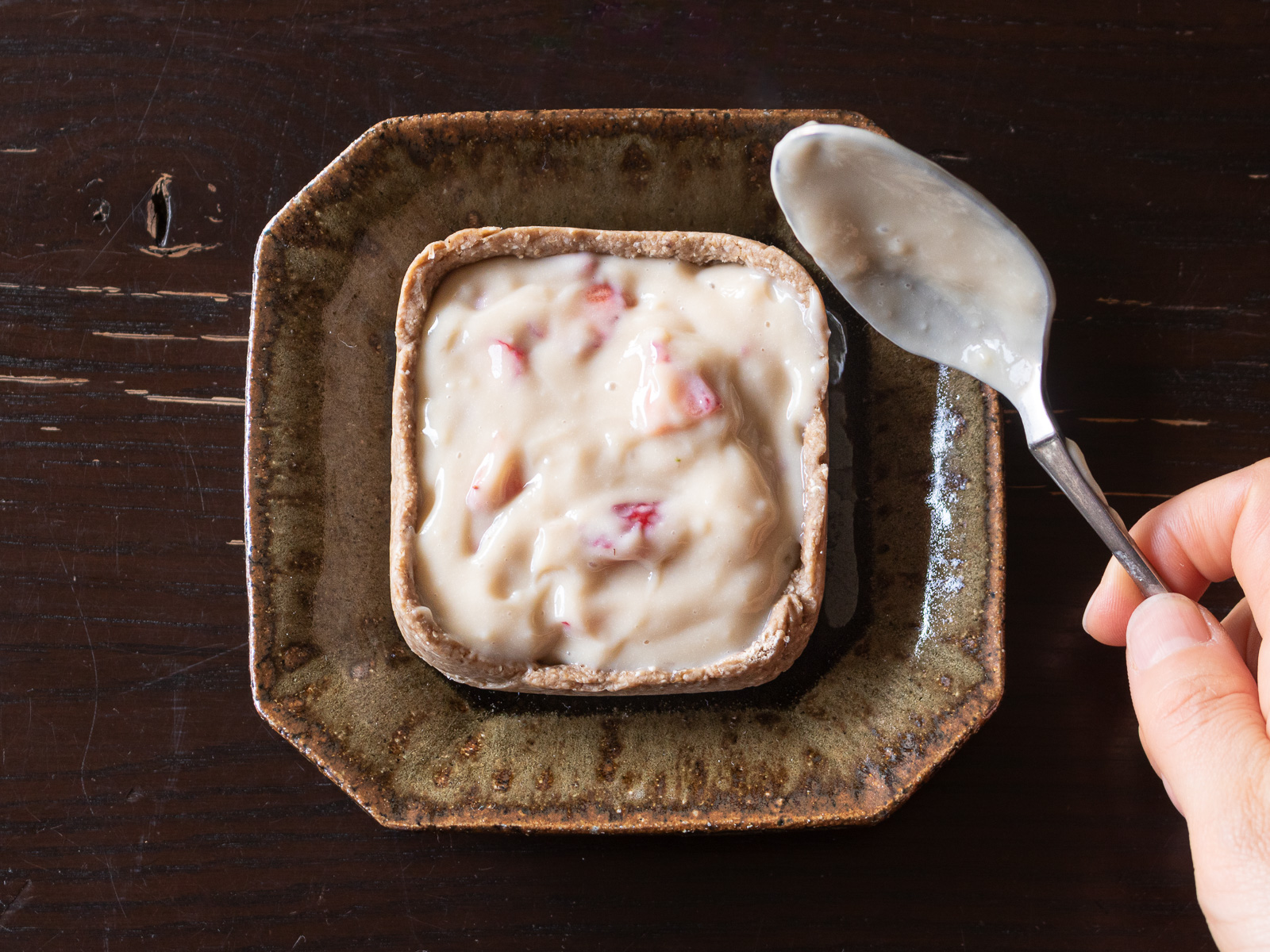 タルト台に豆乳カスタードを詰める