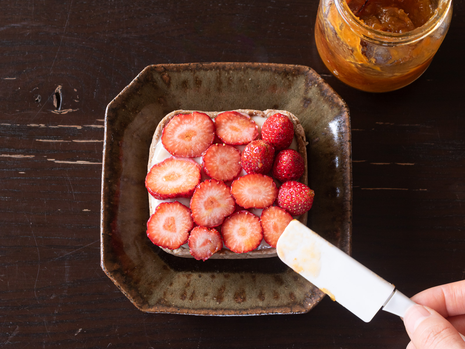 いちごのタルトのいちごにジャムを薄く塗り、ツヤ出しする